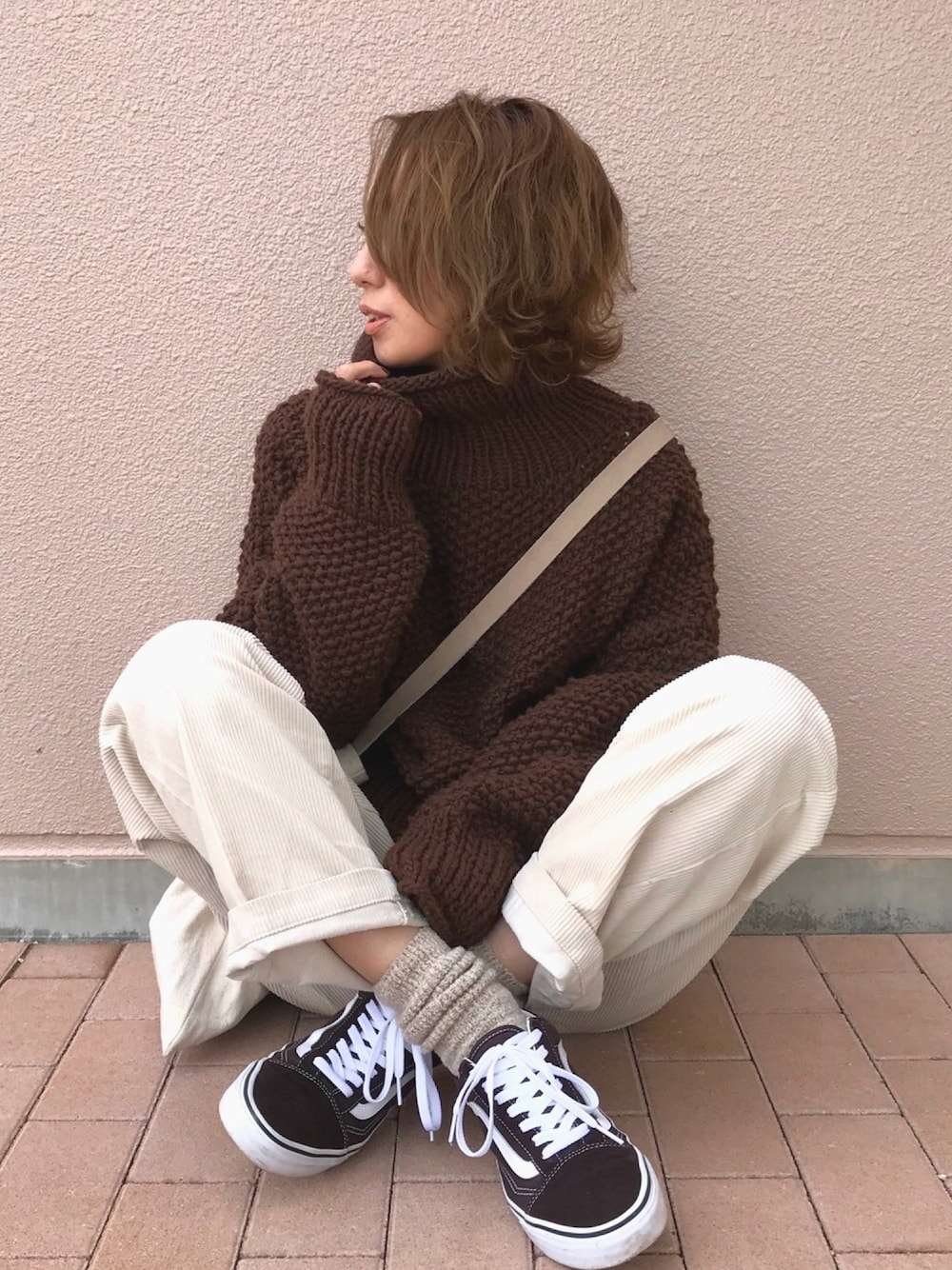 「冬コーデ、シンプル、ニット、ハイネックニット、ブラウンコーデ、ブラウンニット、トゥデイフル(TODAYFUL)、コーデュロイパンツ、VANS OLDSKOOL、ママコーデ」｜「TODAYFULのハンドニットショートタートル（ニット/セーター、ブラウン系）」を使った、Kumika☆さん（レディース・158cm）の冬コーディネートの1枚目の写真