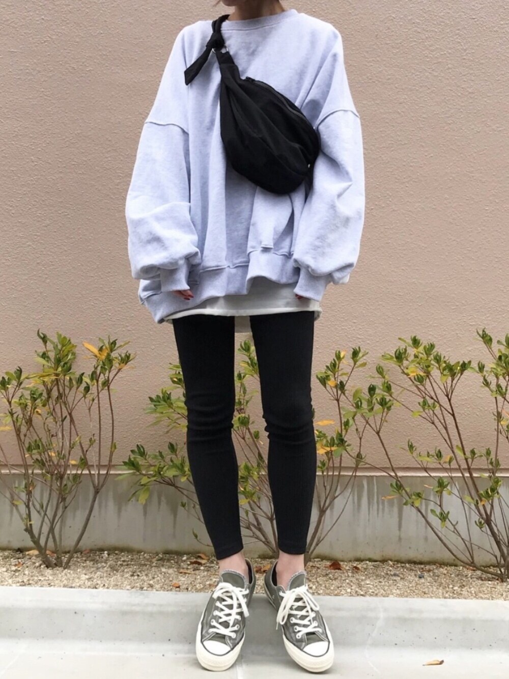 ベージュ系のスウェット、ホワイト系のTシャツ/カットソー、ブラック系のボディバッグ/ウエストポーチを着用したレディースの春コーディネートの1枚目の写真
