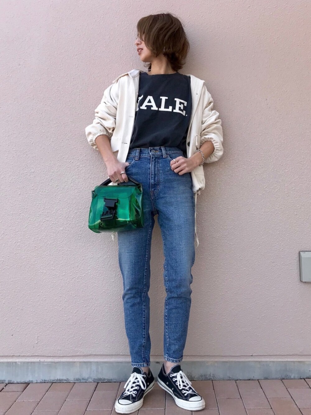 ホワイト系のその他アウター、ブラック系のTシャツ/カットソー、ブルー系のデニムパンツを着用したレディースの春コーディネートの1枚目の写真