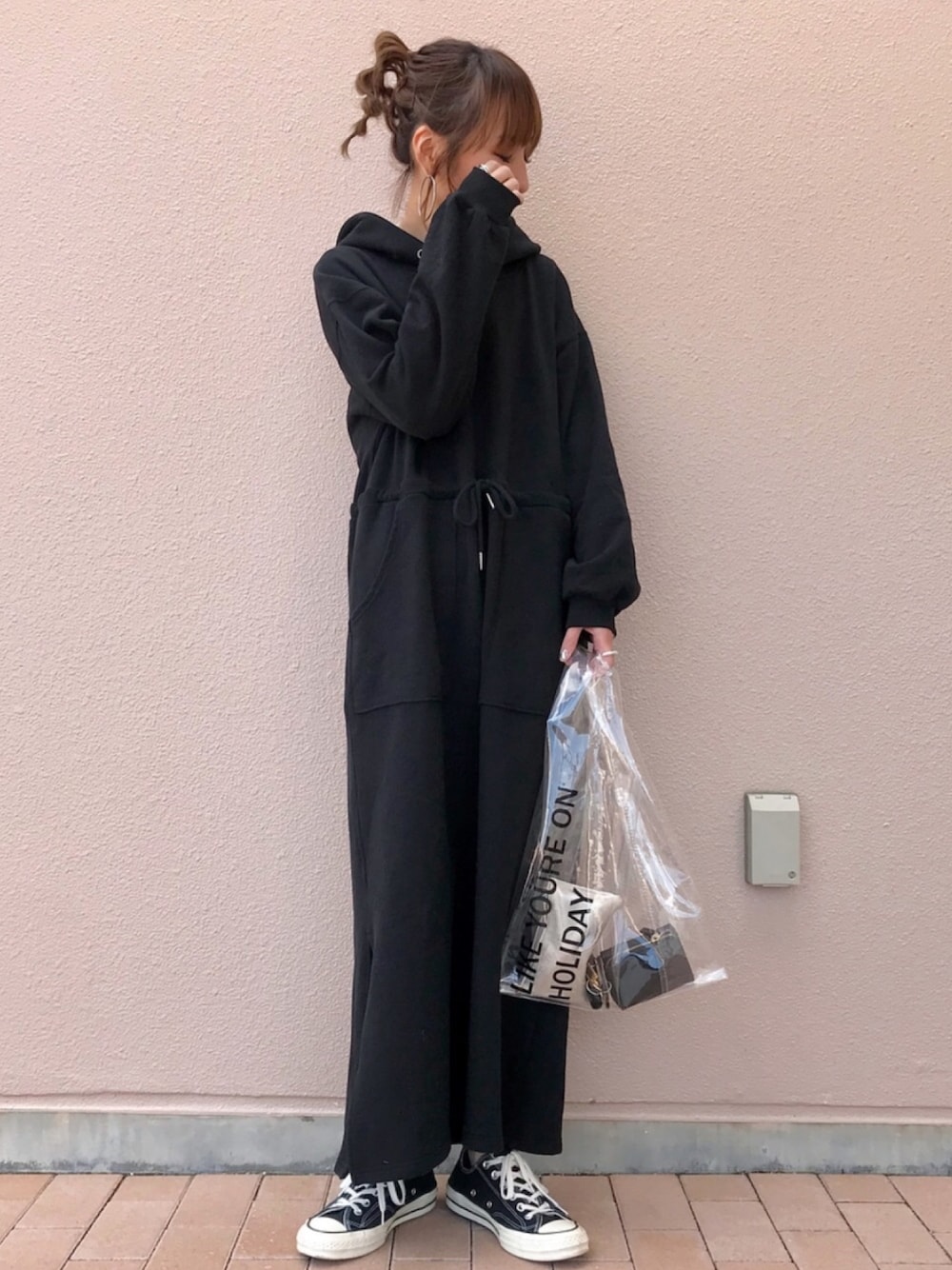 「春コーデ、オトナカジュアル、シンプルコーデ、オールブラック、ブラックコーデ、ワンピース、スウェットワンピース、パーカー、クリアバッグ、ヘアアレンジ」｜「KhajuのKhaju:フードスウェットワンピース◆（ワンピース、ブラック系）」を使った、Kumika☆さん（レディース・158cm）の春コーディネートの1枚目の写真