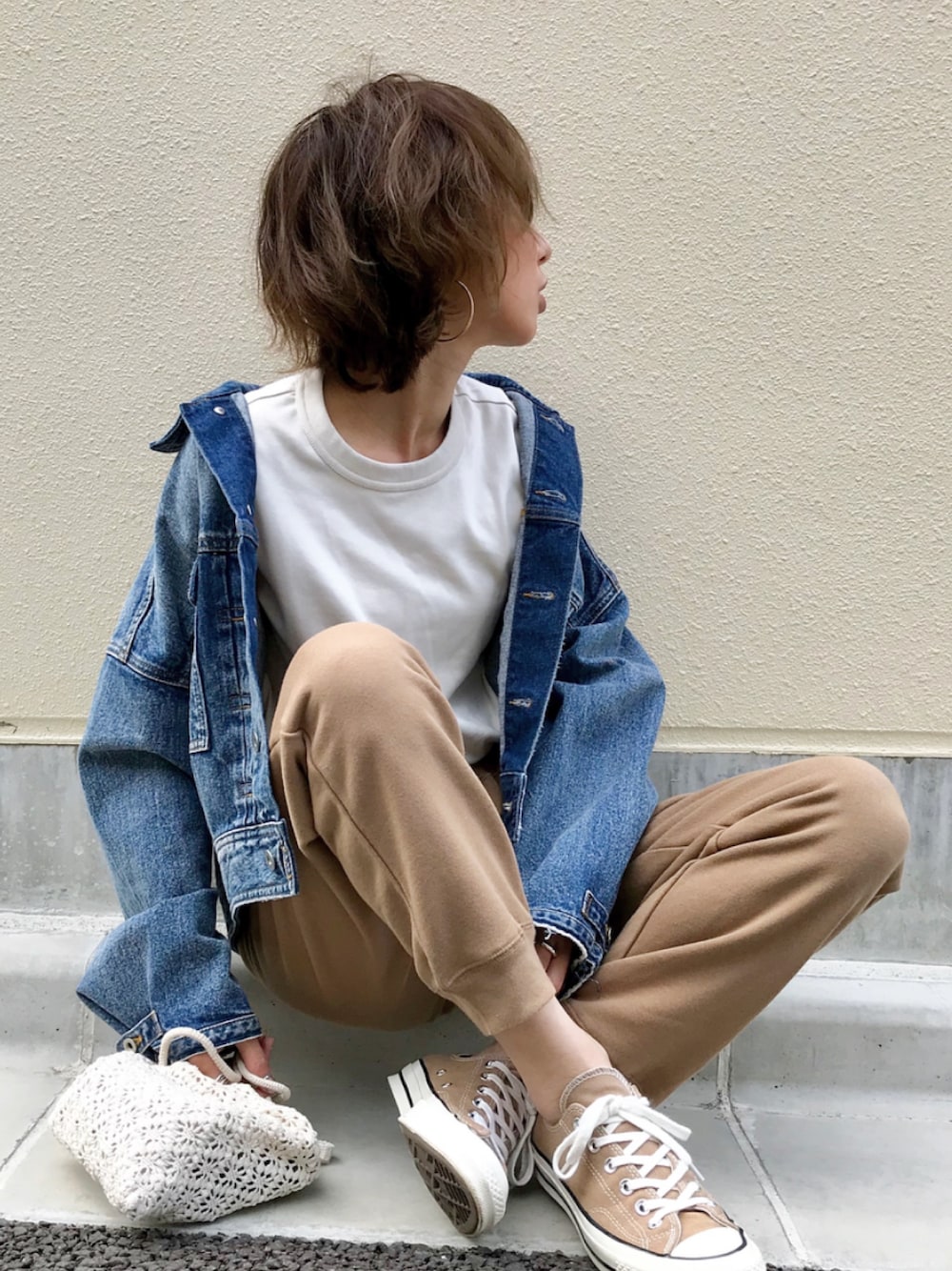 ホワイト系のTシャツ/カットソー、ブラウン系のその他パンツ、ブルー系のデニムジャケットを着用したレディースの春コーディネートの1枚目の写真