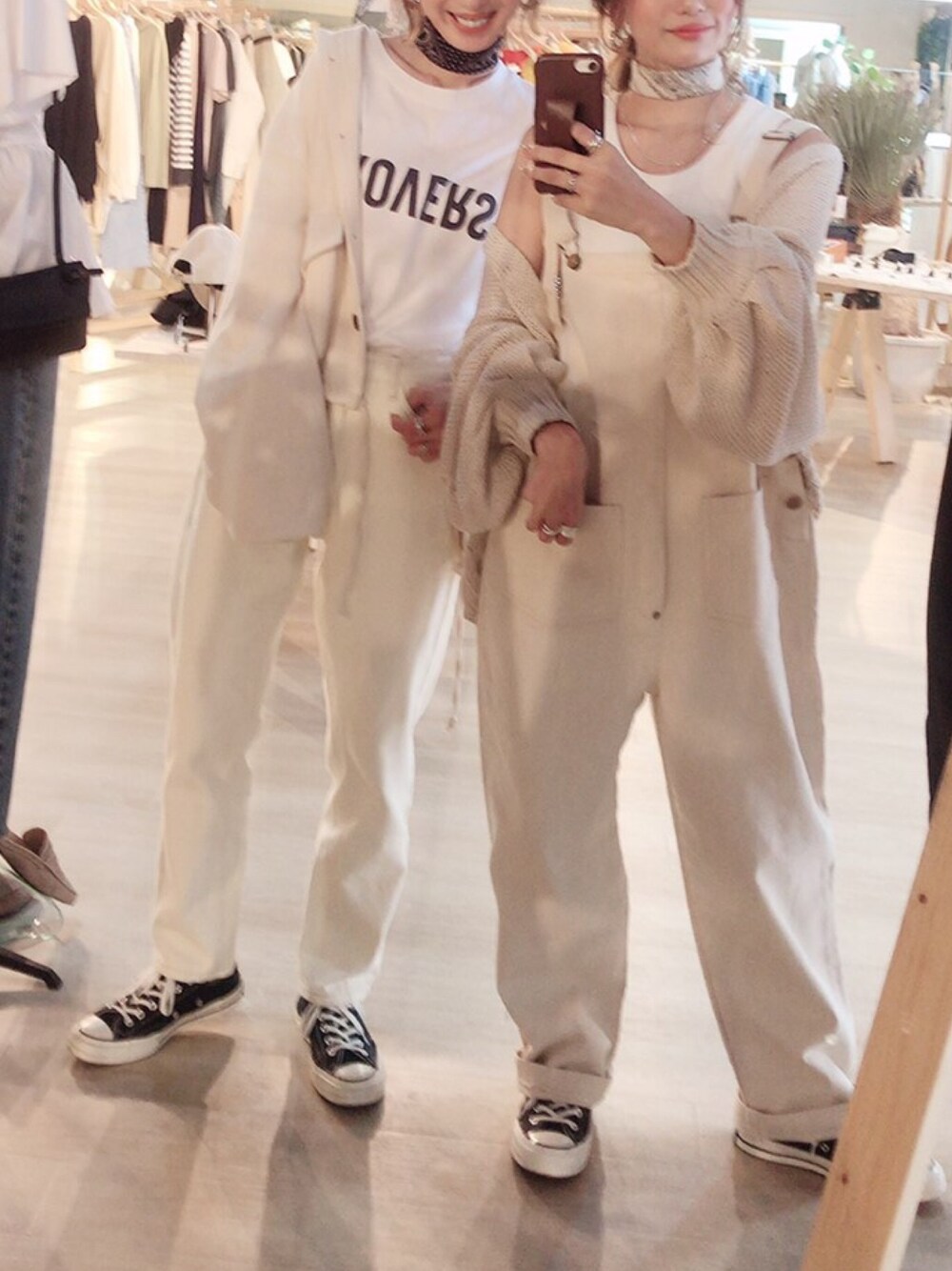 ホワイト系のその他アウター、ホワイト系のTシャツ/カットソー、ホワイト系のその他パンツを着用したレディースの春コーディネートの1枚目の写真