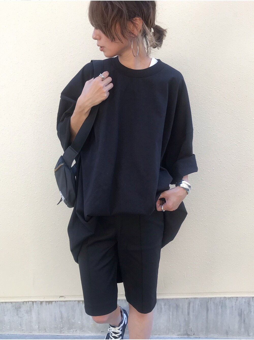 ブラック系のTシャツ/カットソー、ブラック系のその他パンツ、ブラック系のボディバッグ/ウエストポーチを着用したレディースの夏コーディネートの1枚目の写真