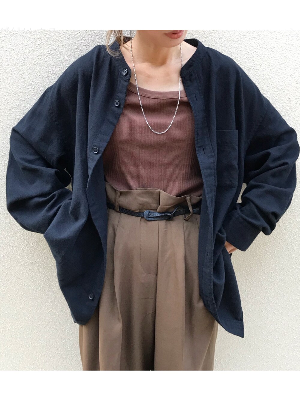 ブラック系のシャツ/ブラウス、ブラウン系のその他パンツ、ブラウン系のタンクトップを着用したレディースの秋コーディネートの1枚目の写真