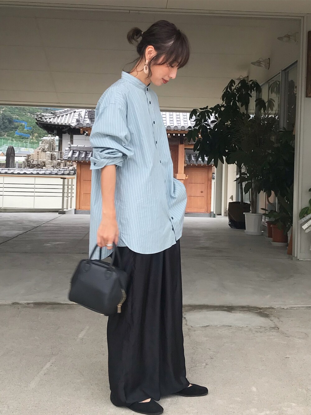 グリーン系のシャツ/ブラウス、ブラック系のその他パンツ、ブラック系のボストンバッグを着用したレディースの秋コーディネートの1枚目の写真