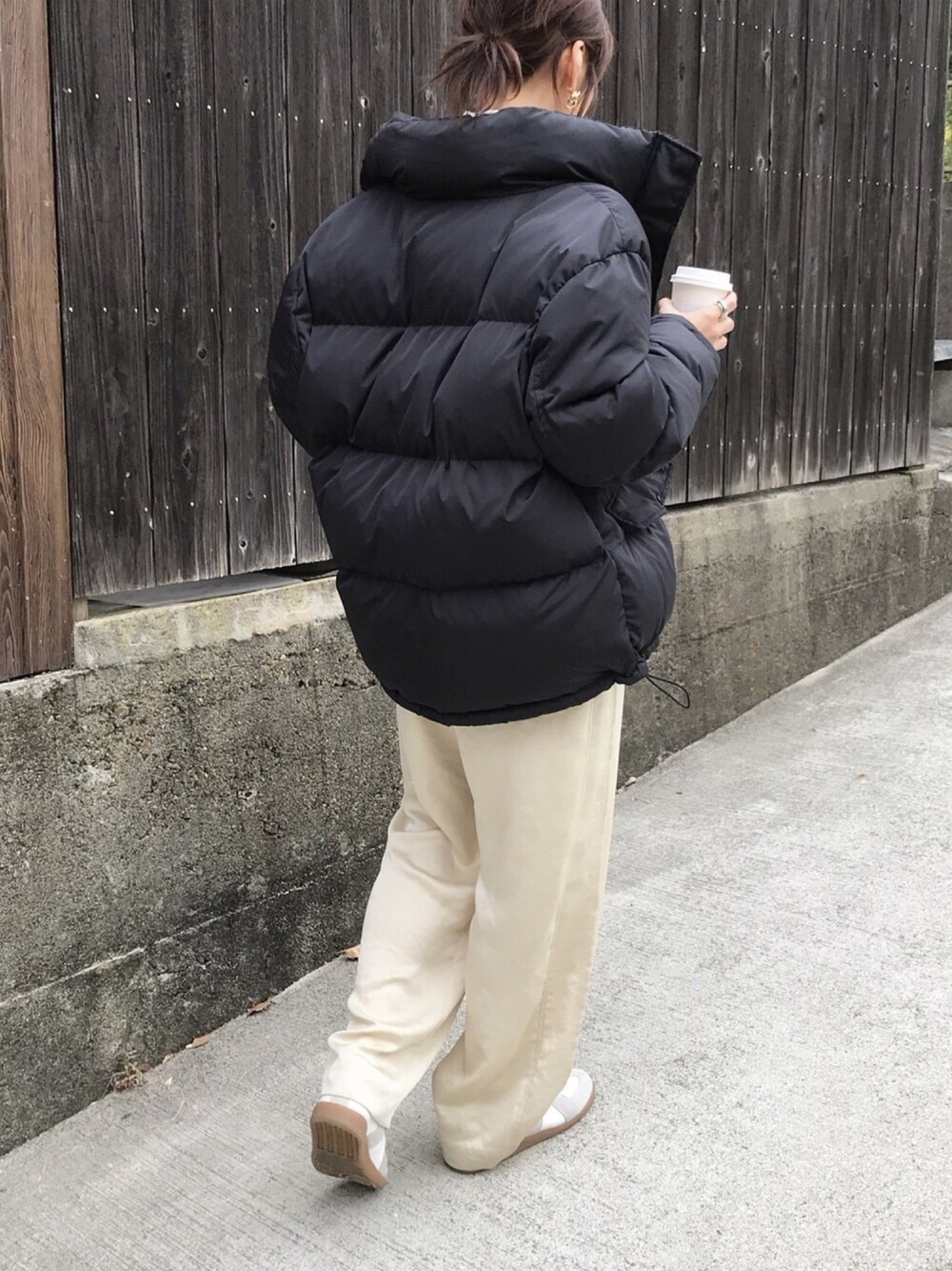 「冬コーデ、ダウンジャケット、ダウン、サテンパンツ、ユニクロ、ROKU、Maison Margiela、ジャーマントレーナー、スニーカーコーデ、ママコーデ」｜「UNIQLOのソフトタッチハイネックT（長袖）（Tシャツ/カットソー、ホワイト系）」を使った、Kumika☆さん（レディース・158cm）の冬コーディネートの1枚目の写真
