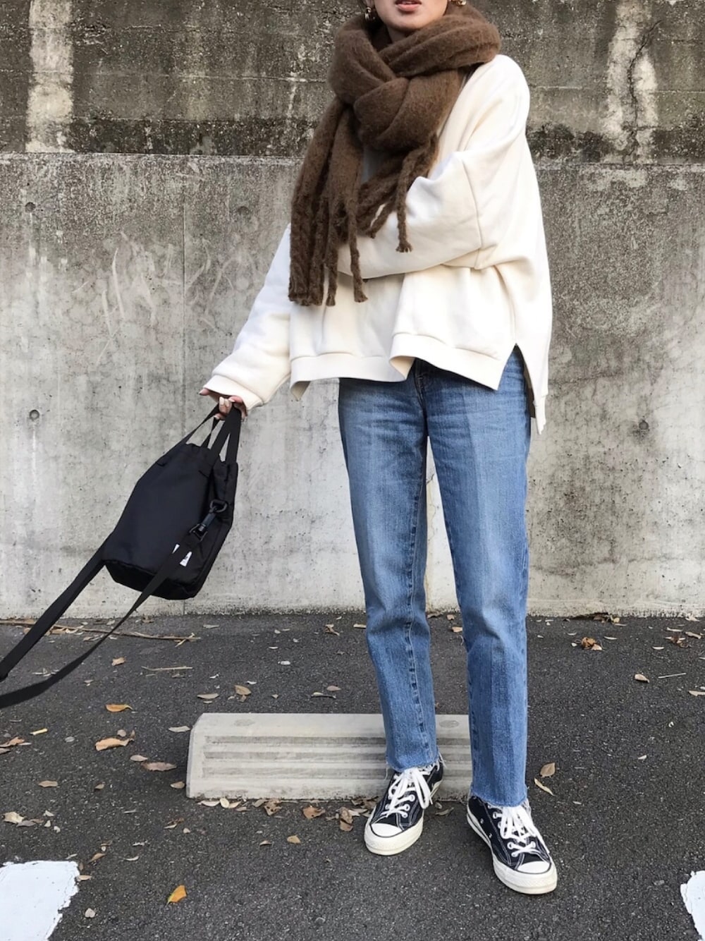 「シンプル、デニム、スウェット、ストール、サコッシュ、キャナルジーン(CANAL JEAN)、CT70s、TODAYFUL、カジュアル、ママコーデ」｜「CANAL JEANのvia j(ヴィアジェイ) 裏起毛サイドスリットトレーナー（スウェット、ホワイト系）」を使った、Kumika☆さん（レディース・158cm）の冬コーディネートの1枚目の写真