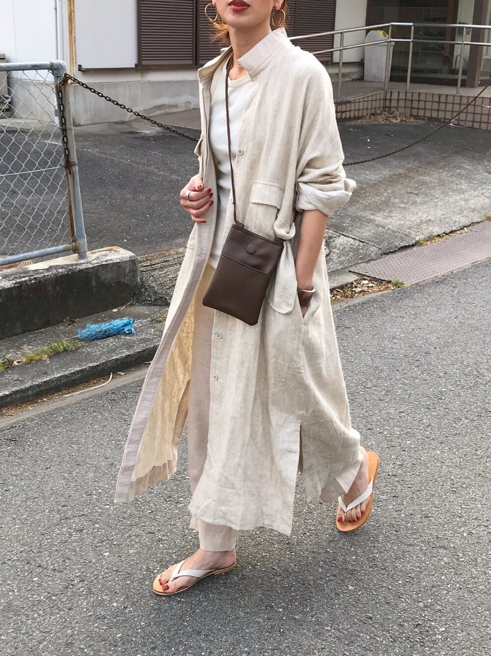 「春コーデ、ワントーンコーデ、リネン、リネンワンピース、シャツワンピ、リネンパンツ、ポシェット、トングサンダル、セットアップ、ママコーデ」｜「antiquaのフラップポケットシャツワンピ（シャツワンピース、ベージュ系）」を使った、Kumika☆さん（レディース・158cm）の春コーディネートの1枚目の写真