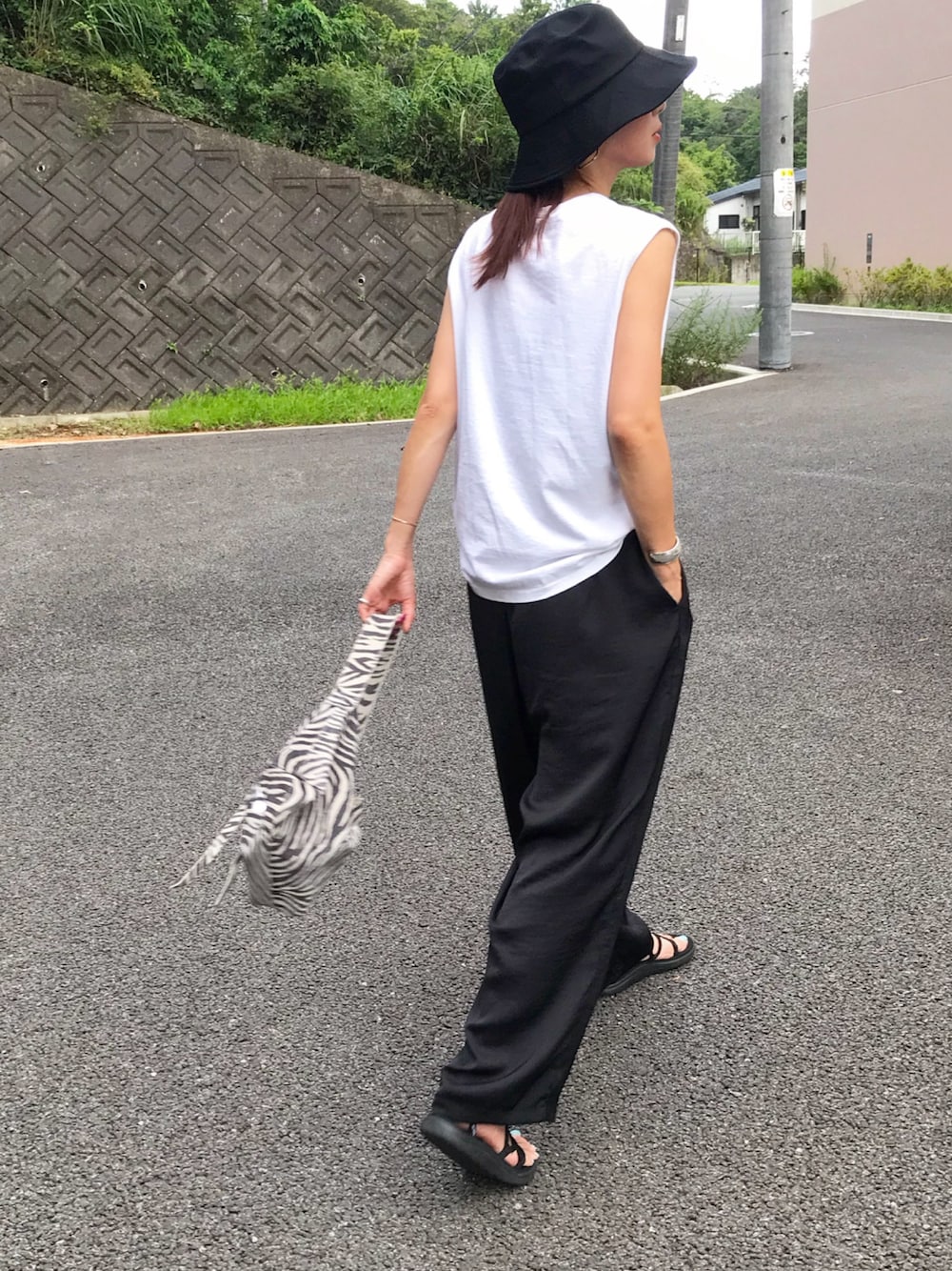 「モノトーン、サテンパンツ、BATONER、バケットハット、キャナルジーン(CANAL JEAN)、ゼブラ柄、chiiiibag、teva、スポサン、ママコーデ」｜「CANAL JEANのvia j(ヴィアジェイ) キャンバスバケットハット（ハット、ブラック系）」を使った、Kumika☆さん（レディース・158cm）の夏コーディネートの1枚目の写真