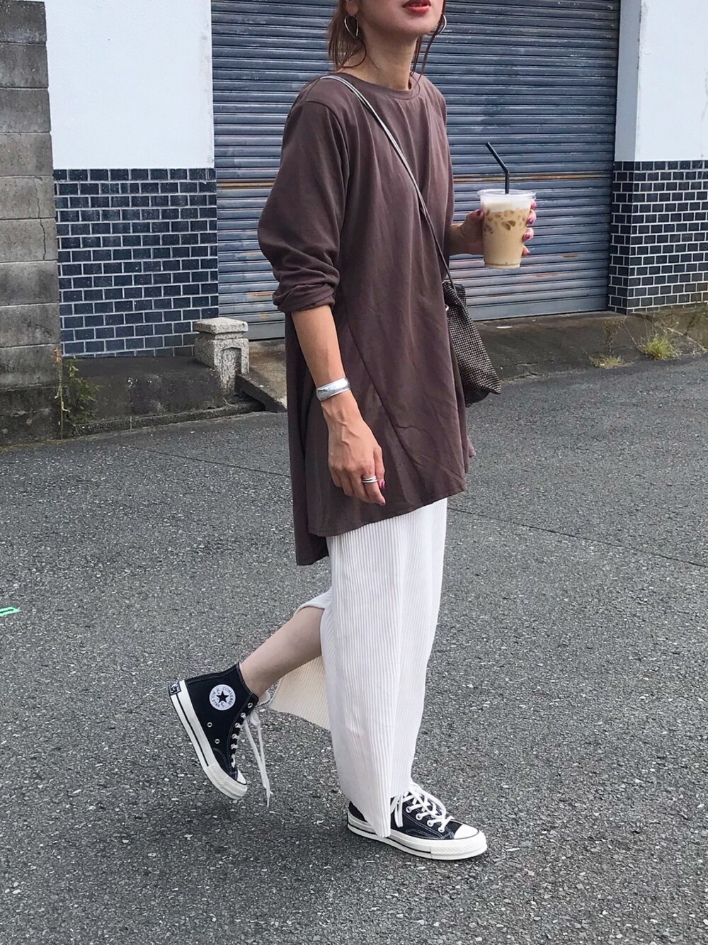 「秋コーデ、ブラウン、カジュアル、シンプル、ワンピース、タイトスカート、ハイカットスニーカー、CT70s、BIGOTRE、ママコーデ」｜「titivateのﾊﾞｯｸﾌﾚｱTｼｬﾂ（Tシャツ/カットソー、ブラウン系）」を使った、Kumika☆さん（レディース・158cm）の夏コーディネートの1枚目の写真