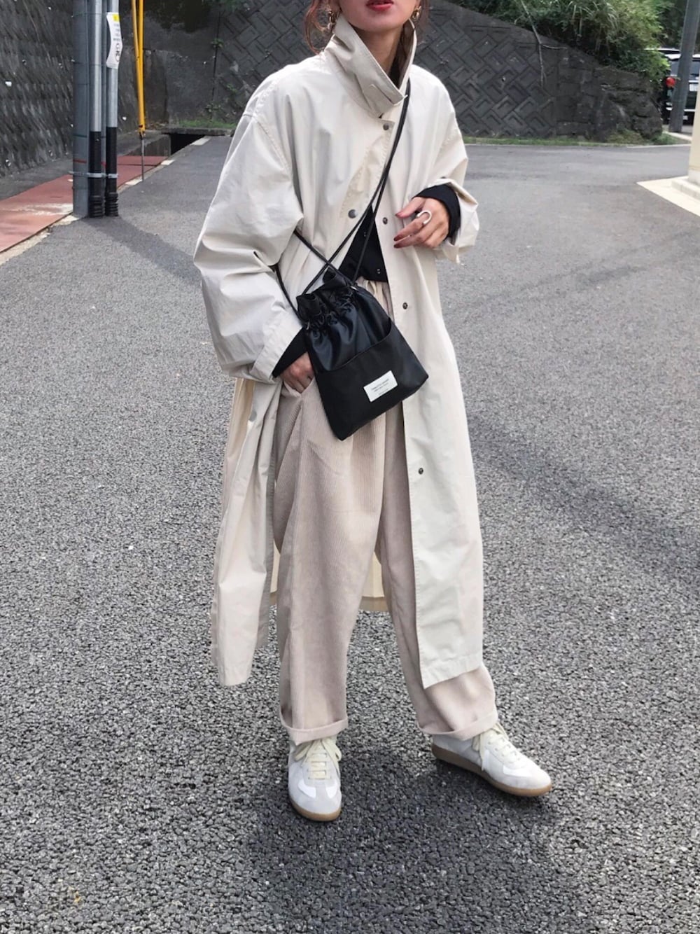 「ワントーンコーデ、コーデュロイパンツ、コーデュロイ、UNIQLO U、ライトロングコート、ロングコート、beautiful people、Maison Margiela、GERMAN TRAINER、ママコーデ」｜「UNIQLOのライトロングコート（その他アウター、ベージュ系）」を使った、Kumika☆さん（レディース・158cm）の秋コーディネートの1枚目の写真