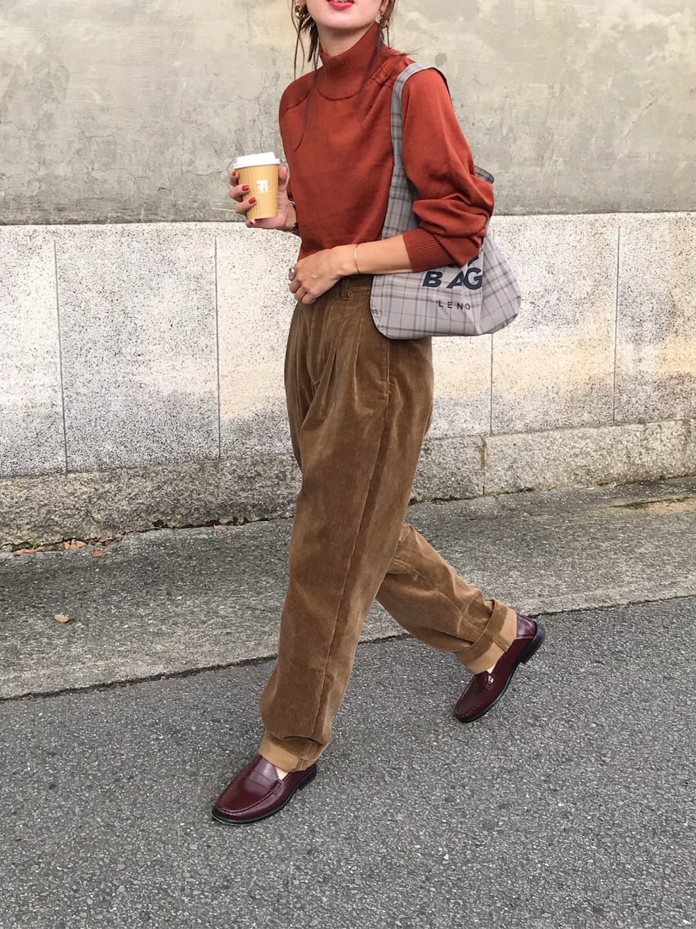 「秋のマイ旬スタイル、ブラウン、モックネック、コーデュロイパンツ、チェック、エコバッグ、ローファー、UNIQLO U、leno&co、ママコーデ」｜「UNIQLOのアイテム（トップス、ブラウン系）」を使った、Kumika☆さん（レディース・158cm）の秋コーディネートの1枚目の写真