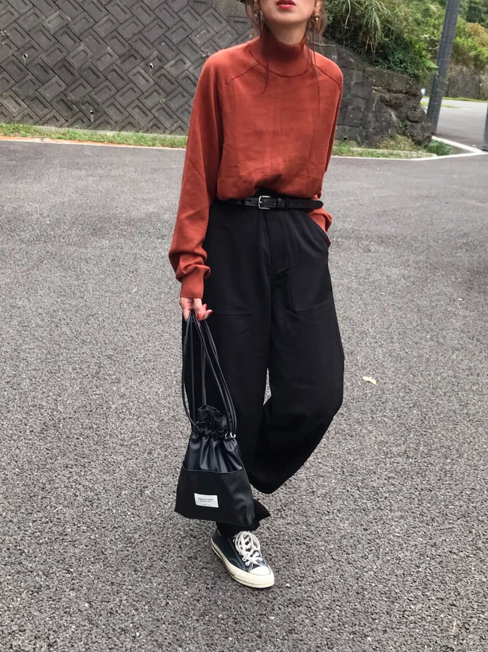 「テラコッタ、オレンジ、ブラック、秋コーデ、モックネック、UNIQLO U、ベイカーパンツ、beautiful people、CT70s、ママコーデ」｜「UNIQLOのアイテム（トップス、ブラウン系）」を使った、Kumika☆さん（レディース・158cm）の秋コーディネートの1枚目の写真