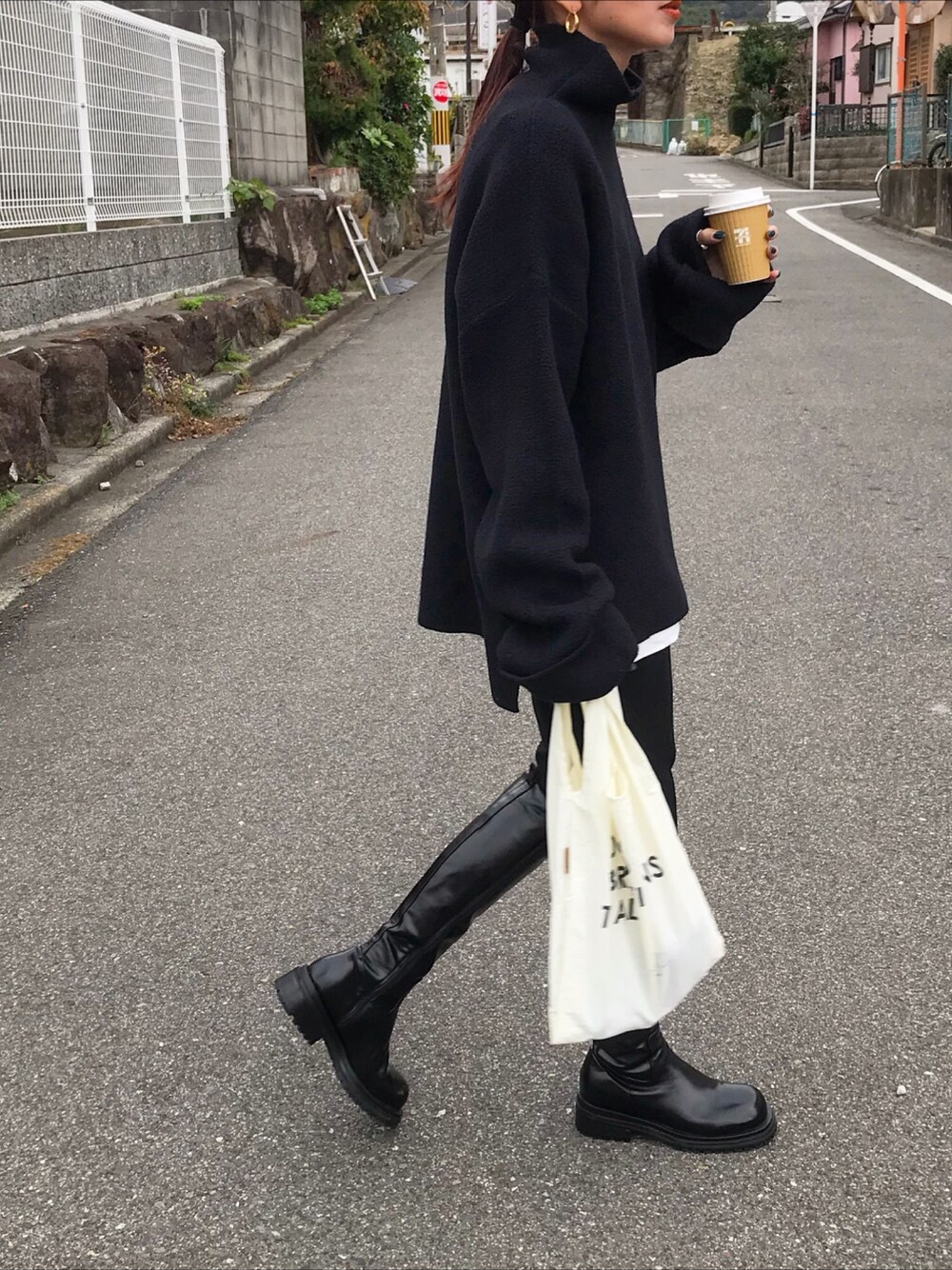 「ブラック、ブラックコーデ、オーバーサイズ、ボトルネック、レイヤードスタイル、ロングブーツ、スラックス、エコバッグ、キャナルジーン(CANAL JEAN)、ママコーデ」｜「CANAL JEANのRED CHOP WORKS(レッドチョップワークス) ブークレボトルネックニット（ニット/セーター、ブラック系）」を使った、Kumika☆さん（レディース・158cm）の秋コーディネートの1枚目の写真