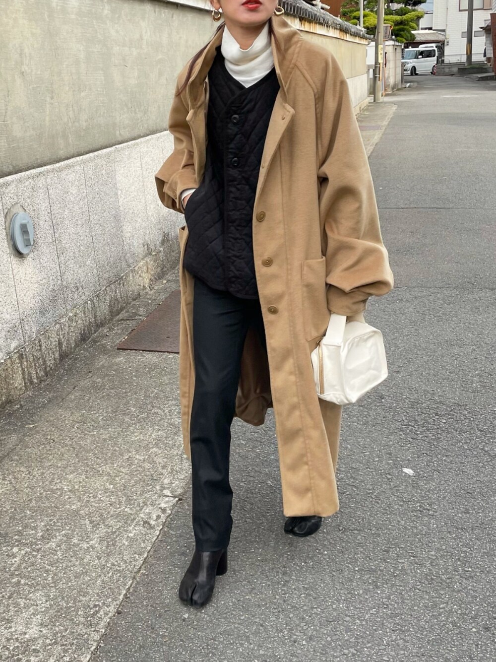 「ロングコート、キルティング、ライナーベスト、タートルネック、レイヤードスタイル、UNIQLO、スラックス、足袋ブーツ、Maison Margiela、ママコーデ」｜「theroのアイテム（ジャケット/アウター、ベージュ系）」を使った、Kumika☆さん（レディース・158cm）の冬コーディネートの1枚目の写真