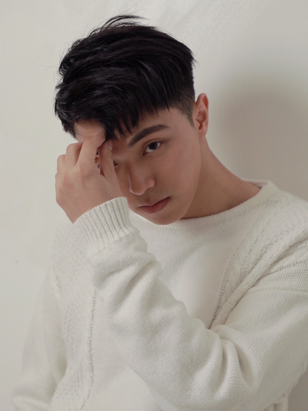 ホワイト系のニット/セーターを着用したメンズの秋コーディネートの1枚目の写真