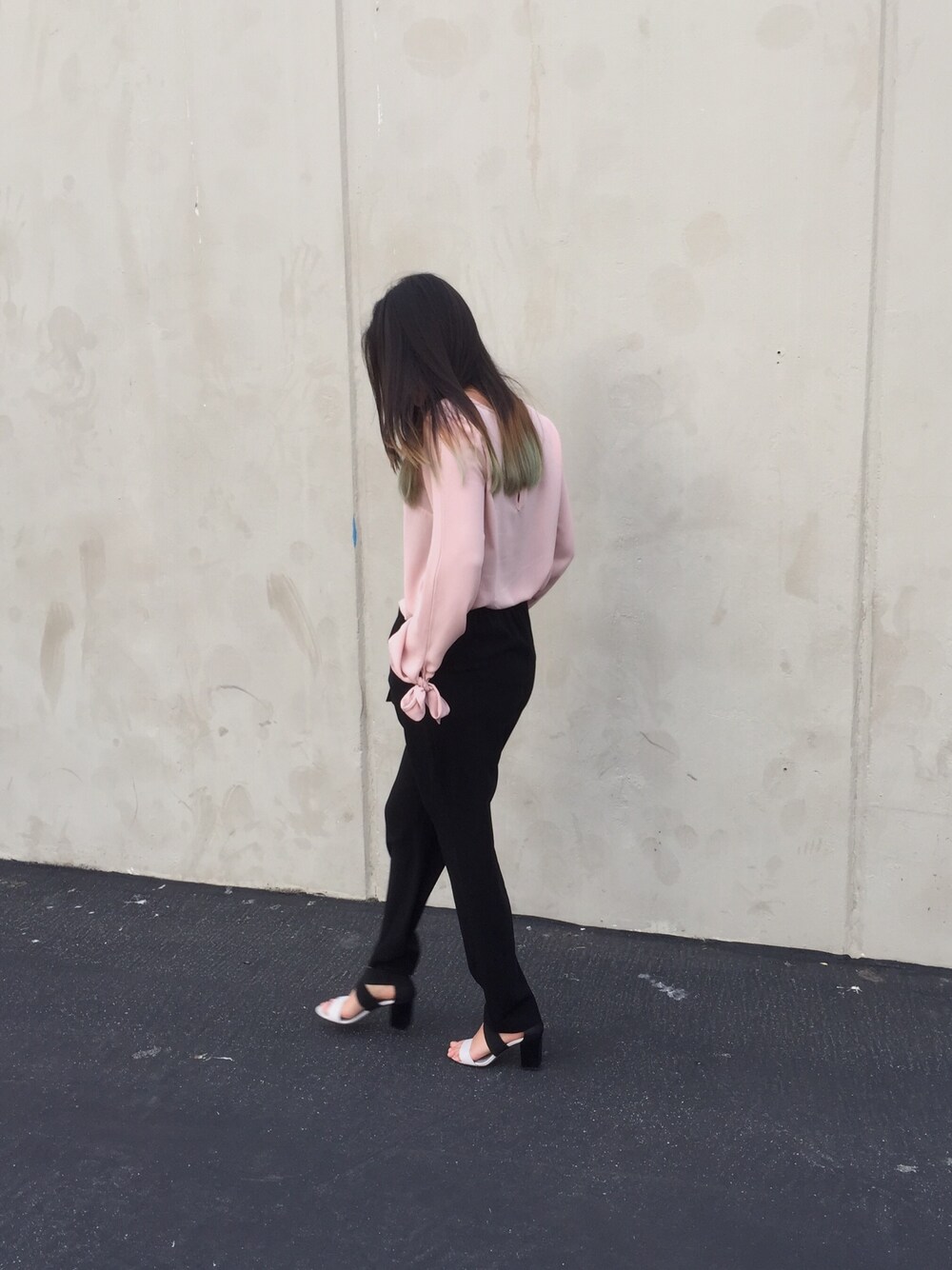 「FOREVER 21のアイテム（スラックス、ブラック系）」を使った、miyhla さん（レディース・160cm）の冬コーディネートの1枚目の写真