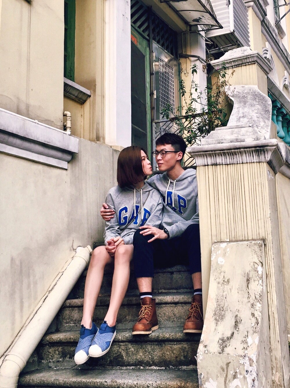 「couple、ootd、summer、UNIQLO、WEGO、converse、adidas、H&M」｜「GAPのアイテム（トップス、グレー系）」を使った、三文鱼吃不吃さん（レディース・169cm）の春コーディネートの1枚目の写真