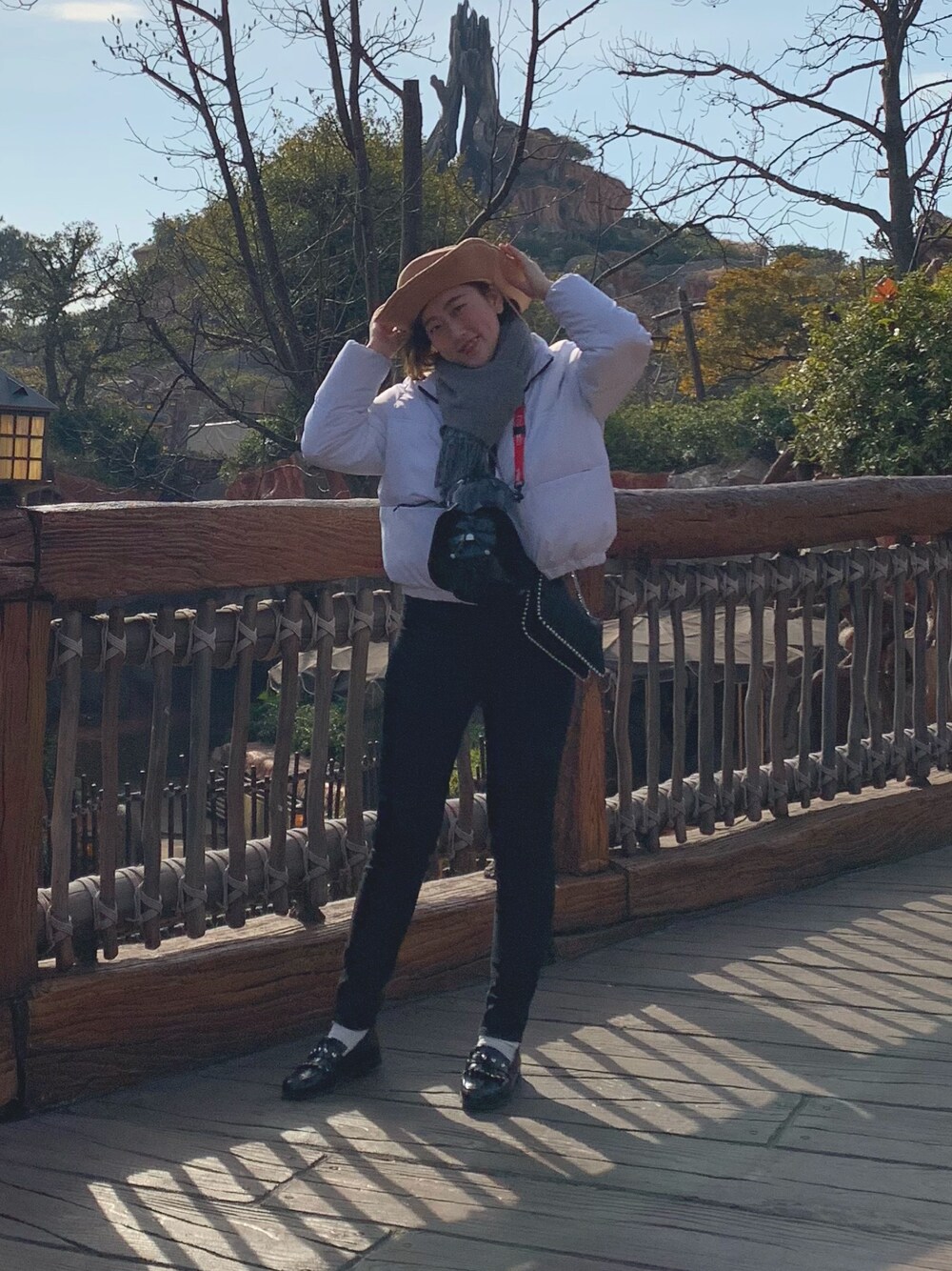 「ディズニー、ディズニーランド、ディズニーコーデ、H&M、ZARA、SENSEOFPLACE、靴下屋、シンプル、モノトーン、ショートヘア」｜「H&Mのアイテム（その他パンツ、ブラック系）」を使った、奈さん（レディース・165cm）の春コーディネートの1枚目の写真