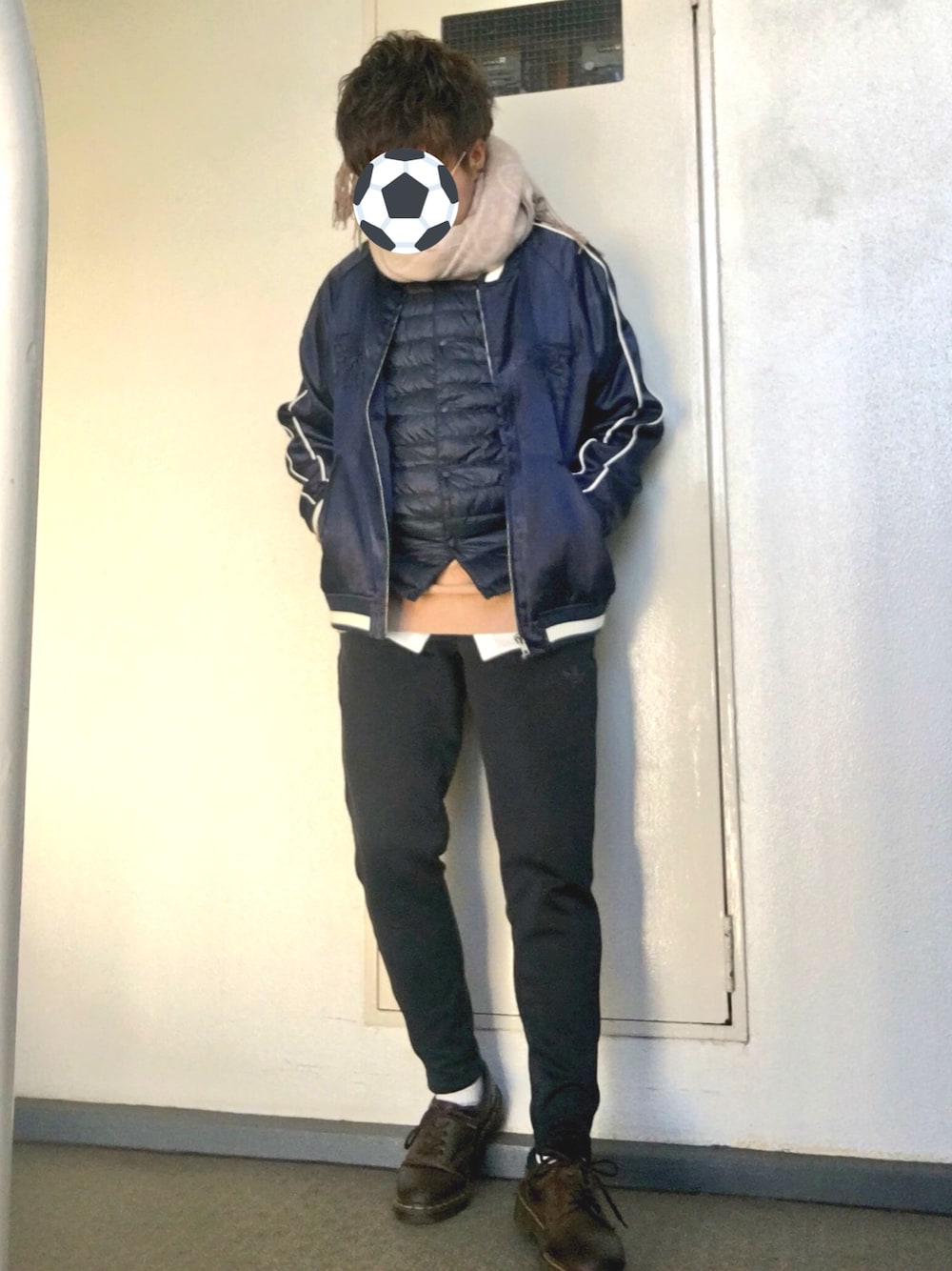 「スカジャン、unrelaxing、スウェットパンツ、adidas originals、Dr.Martens、休日スタイル」｜「UNIQLOのアイテム（ダウンベスト、ブルー系）」を使った、永瀬さん（メンズ・160cm）の冬コーディネートの1枚目の写真