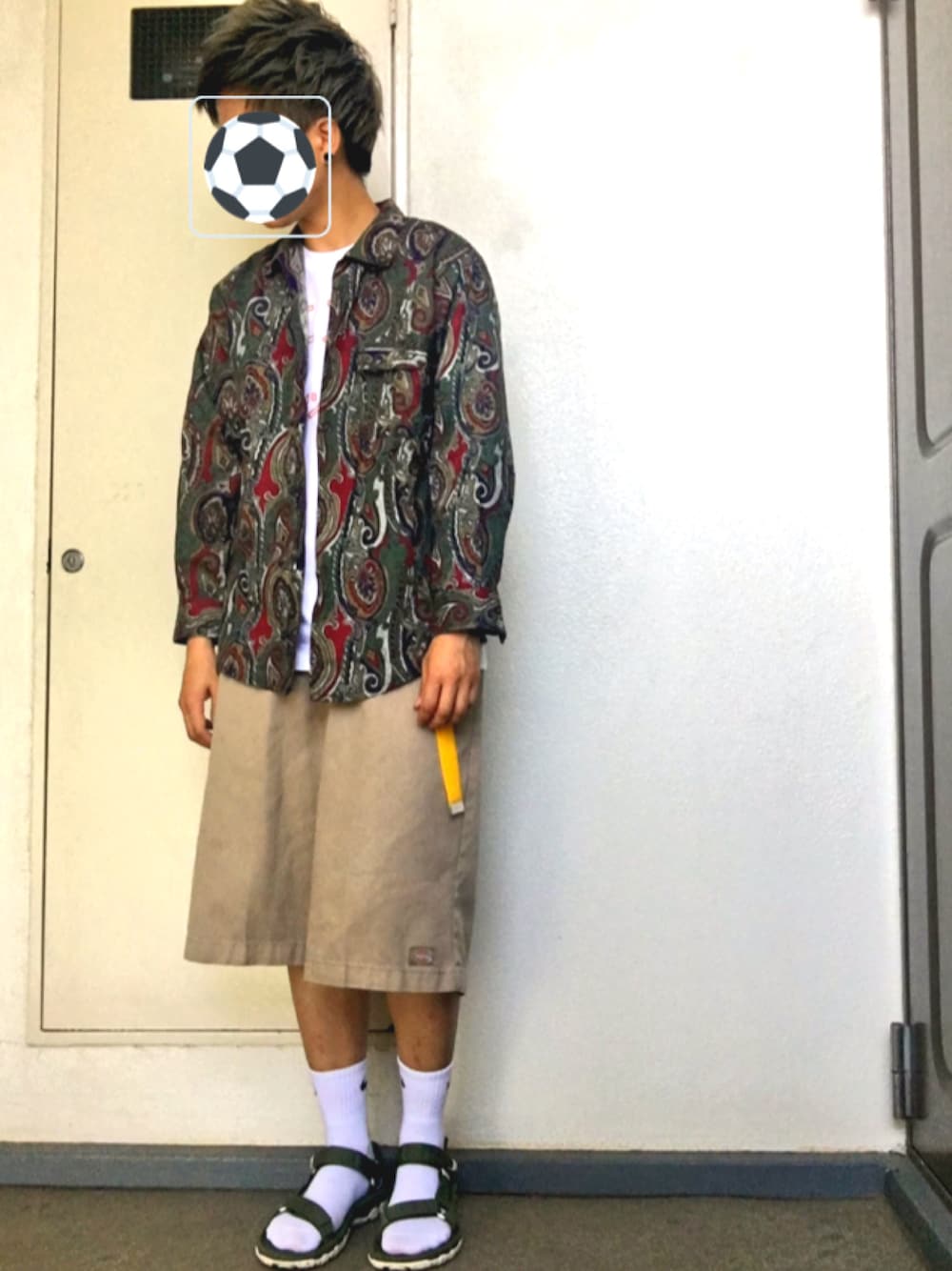 「古着、Dickies、ゆるコーデ、総柄トップス、teva、サンダル」｜「Tevaの[TEVA]HURICANE XLT（サンダル、グリーン系）」を使った、永瀬さん（メンズ・160cm）の夏コーディネートの1枚目の写真