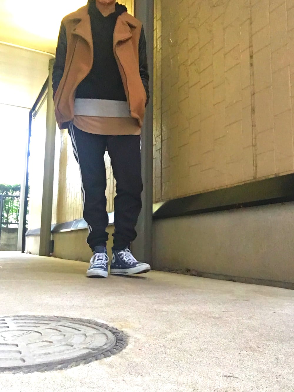 「レイヤードスタイル、パーカー、MA-1、adidas、ラインパンツ、converse、シンプル」｜「adidas Originalsの【adidas】SST CUFFED TR（その他パンツ、ブラック系）」を使った、永瀬さん（メンズ・160cm）の秋コーディネートの1枚目の写真