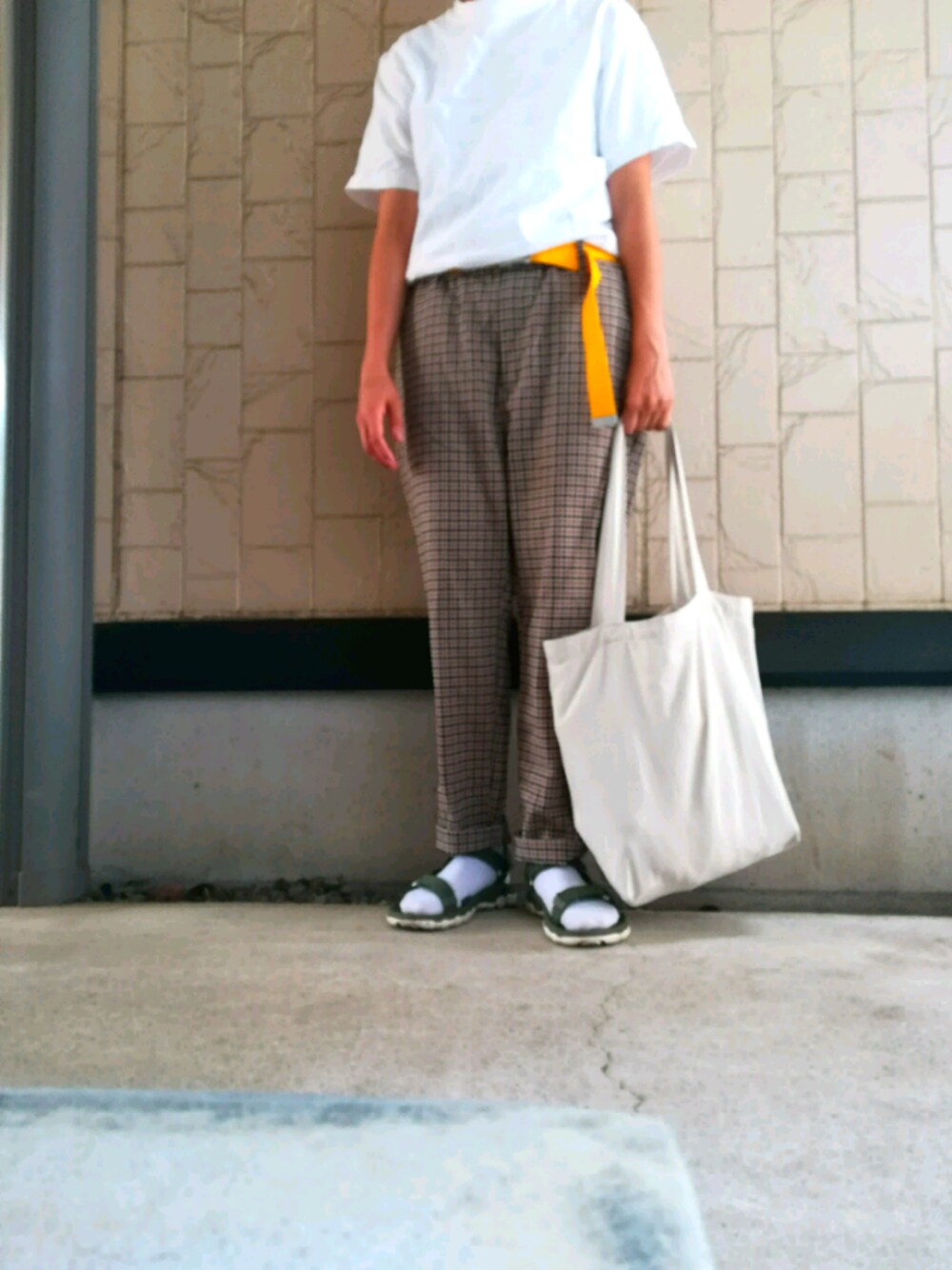 「SENSE OF PLACE by URBAN RESEAR、トートバッグ、ガンクラブチェック、teva、Hanes、ビーフィー、タックイン」｜「Tevaの[TEVA]HURICANE XLT（サンダル、グリーン系）」を使った、永瀬さん（メンズ・160cm）の夏コーディネートの1枚目の写真