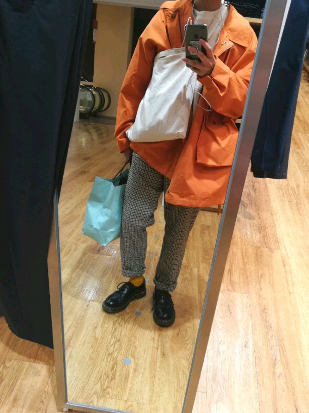 「CASPER JOHN、秋コーデ、オレンジ、Dr.Martens、ガンクラブチェック」｜「CASPER JOHNのCASPER JOHN オーバーコットンジャケット（カバーオール、オレンジ系）」を使った、永瀬さん（メンズ・160cm）の秋コーディネートの1枚目の写真