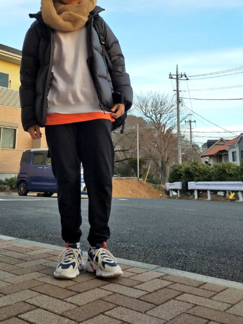 「オレンジ、ジョガーパンツ、ユニクロ、reebok、スウェット、ウルトラライトダウン」｜「HANESの［Hanes/ヘインズ］ 6.1oz BEEFY T-SHIRT ビーフィー クルーネック Tシャツ（Tシャツ/カットソー、オレンジ系）」を使った、永瀬さん（メンズ・160cm）の冬コーディネートの1枚目の写真