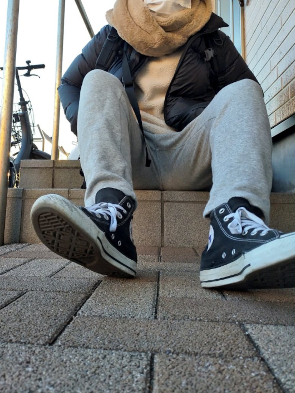 「UNIQLO、ダウンジャケット、converse、スウェットパンツ、ボア」｜「CONVERSEの【CONVERS】 ALLSTAR OX (HIGH)（スニーカー、ブラック系）」を使った、永瀬さん（メンズ・160cm）の冬コーディネートの1枚目の写真