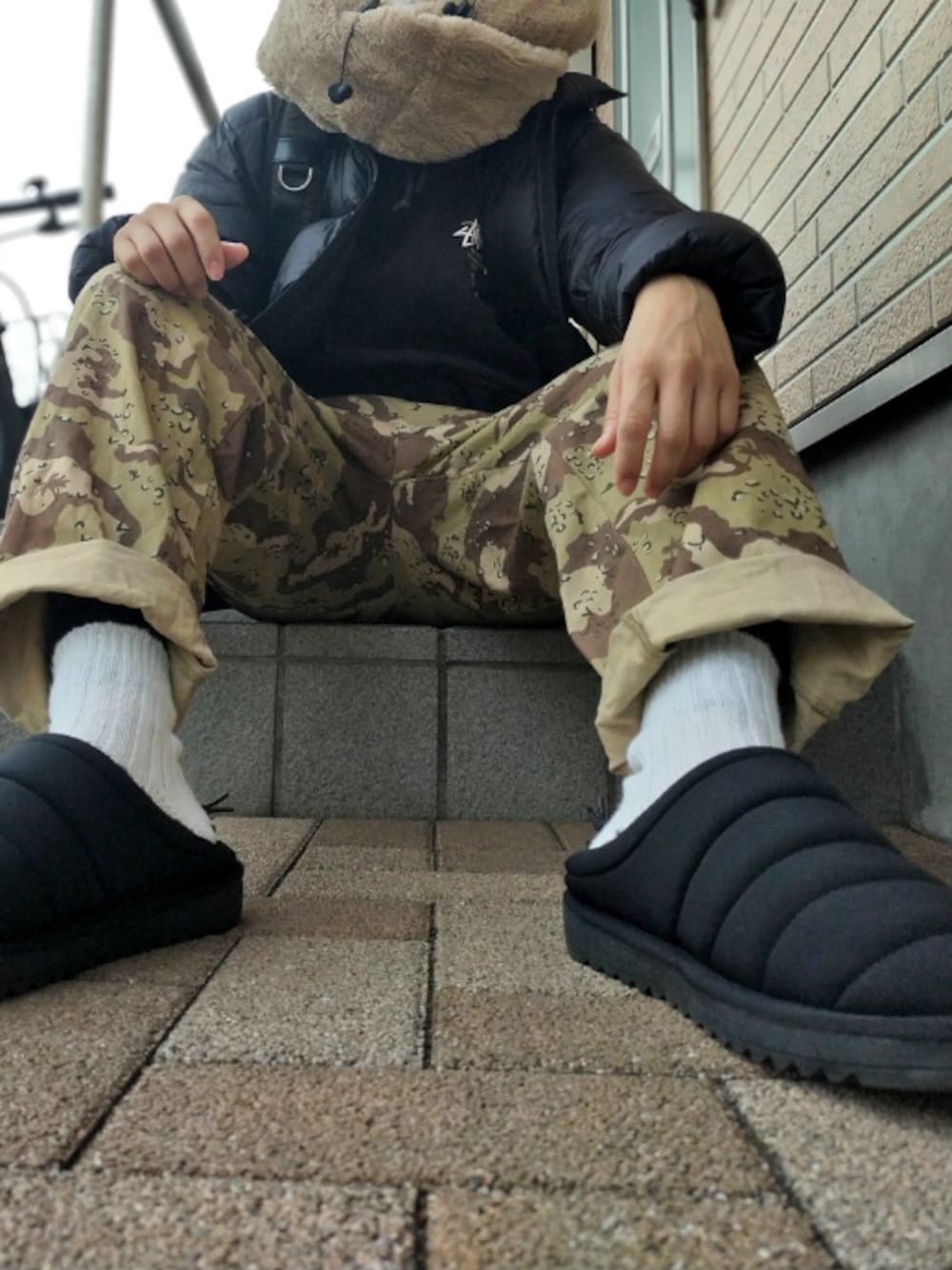 「stussy、カモフラ、シェフパンツ、ユニクロ、ダウンジャケット」｜「BAYFLOWのHOLIDAYワイドパンツ（その他パンツ、ベージュ系）」を使った、永瀬さん（メンズ・160cm）の冬コーディネートの1枚目の写真