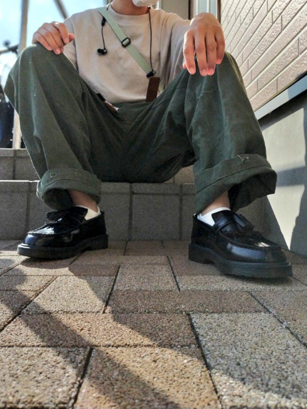 「Dr.Martens、カーゴパンツ、ミリタリー、ユニクロ」｜「Dr. MartensのDr.Martens/ドクターマーチン/ADRIAN POLISH SMOOTH(BLACK)（ローファー、ブラック系）」を使った、永瀬さん（メンズ・160cm）の夏コーディネートの1枚目の写真