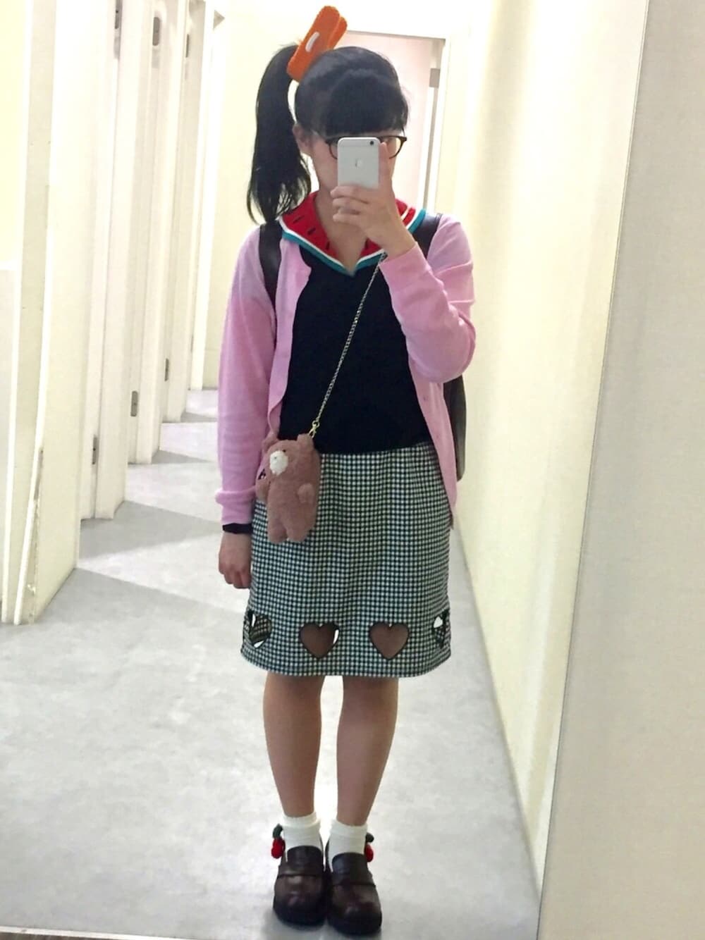 ブラウン系のシューズ、ブラック系のTシャツ/カットソー、ピンク系のカーディガン/ボレロを着用したレディースの春コーディネートの1枚目の写真