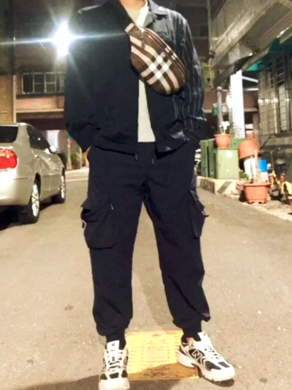 「ootd、街頭穿搭」｜「NEW BALANCEのアイテム（スニーカー、ホワイト系）」を使った、Tora さん（メンズ・175cm）の春コーディネートの1枚目の写真