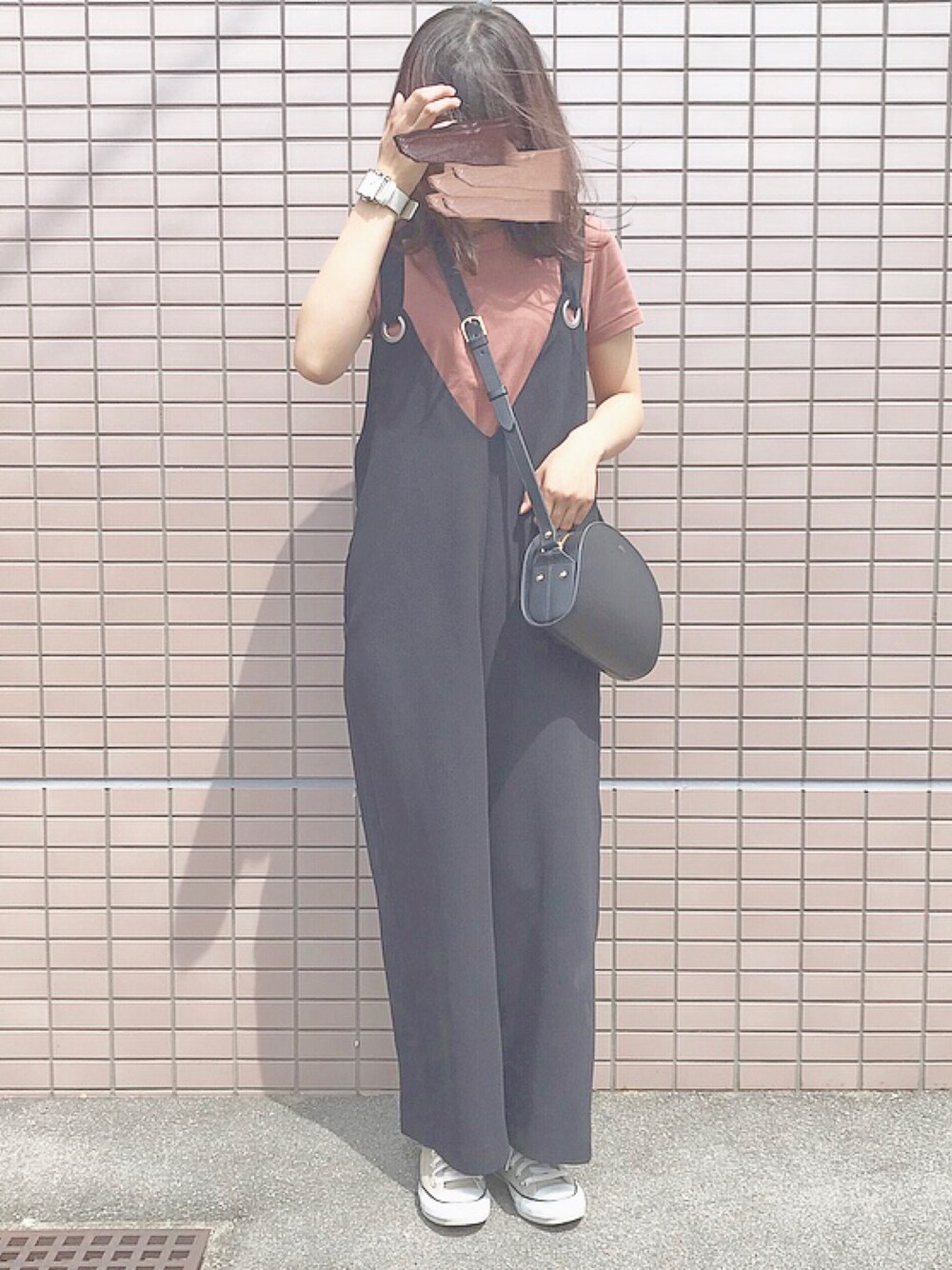 「春夏コーデ、シンプルコーデ、UNIQLO、UNIQLO U、APC、ハーフムーンバック、KBF、コンバース」｜「KBFのKBF メタルサロペット（サロペット/オーバーオール、ブラック系）」を使った、たまきさん（レディース・161cm）の春コーディネートの1枚目の写真