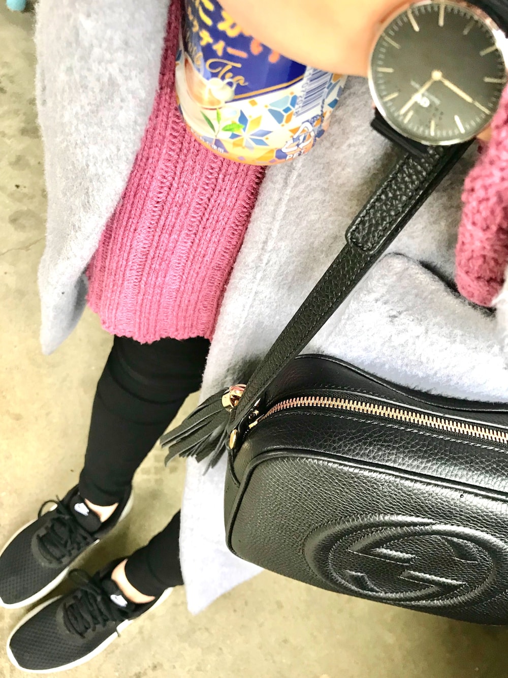 「オトナ女子、スニーカー、スニーカーコーデ、ナイキ、GU、GUCCI、カジュアル、冬、ロングコート、タートルネック」｜「DHOLICの2WAYファーポケットノーカラーロングコート（ノーカラージャケット、グレー系）」を使った、eeeriさん（レディース・156cm）の冬コーディネートの1枚目の写真