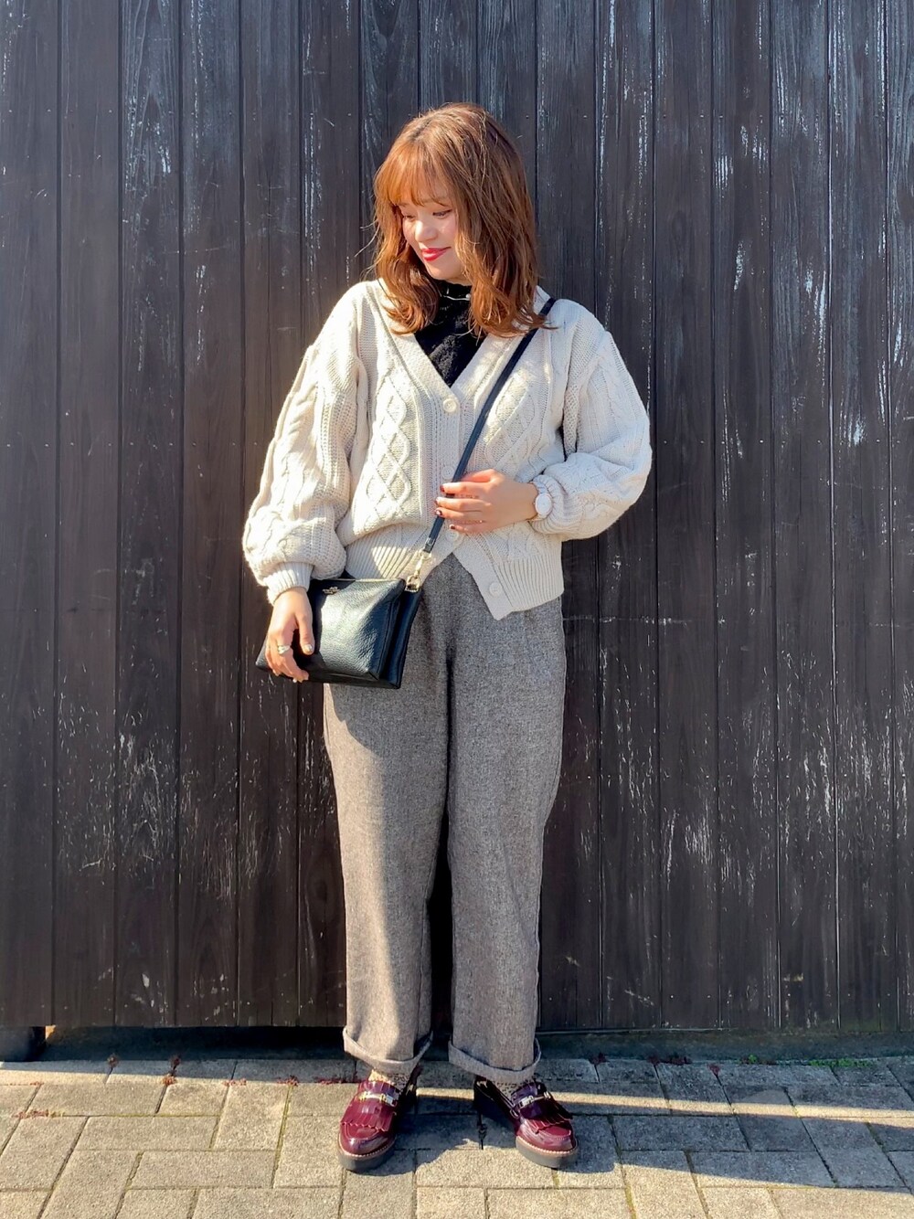 「秋冬コーデ、カジュアルコーデ、ツイードパンツ、ローファー、レイヤードスタイル、秋服、冬服、Green Parks」｜「Green　Parksの・ケーブルニットショート丈カーディガン（カーディガン/ボレロ、ホワイト系）」を使った、みぃーさん（レディース・152cm）の秋コーディネートの1枚目の写真