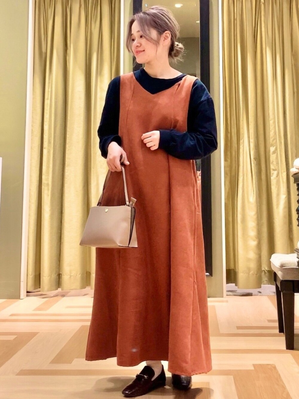 「プチプラコーデ、ジャンパースカート、ワンピース、テラコッタ、休日コーデ、低身長、大人コーデ、Green Parks、グリーンパークス、ハロウィン」｜「Green　Parksの・SUGAR SPOON ポケットツキロンT＊（Tシャツ/カットソー、ブラック系）」を使った、みぃーさん（レディース・153cm）の秋コーディネートの1枚目の写真