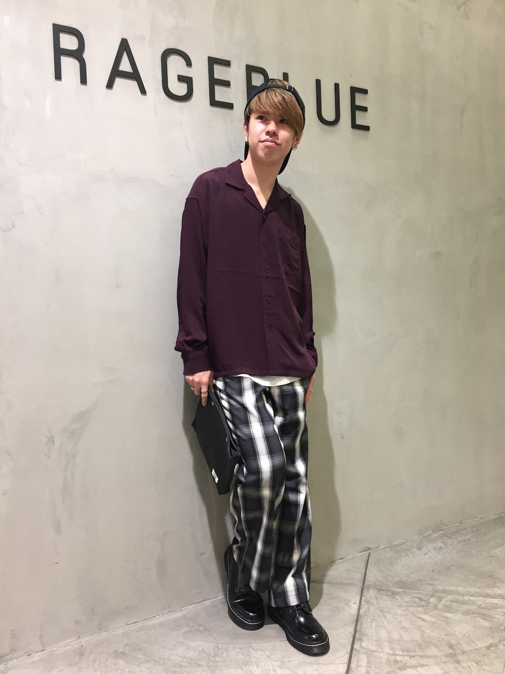 パープル系のシャツ/ブラウス、ベージュ系のタンクトップ、ブラック系のドレスシューズを着用したメンズの夏コーディネートの1枚目の写真