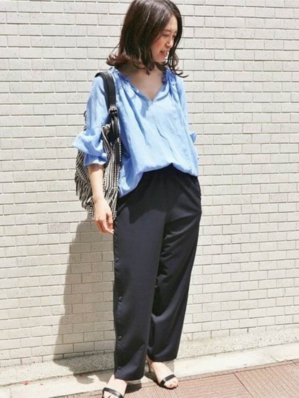 「トートバッグ、IENA、ワイドパンツ、リラックススタイル、ギャザーブラウス、cellar door、anita bilardi」｜「IENAのラミーレクセルブラウス◆（シャツ/ブラウス、ブルー系）」を使った、Woodyさん（レディース・160cm）の夏コーディネートの1枚目の写真