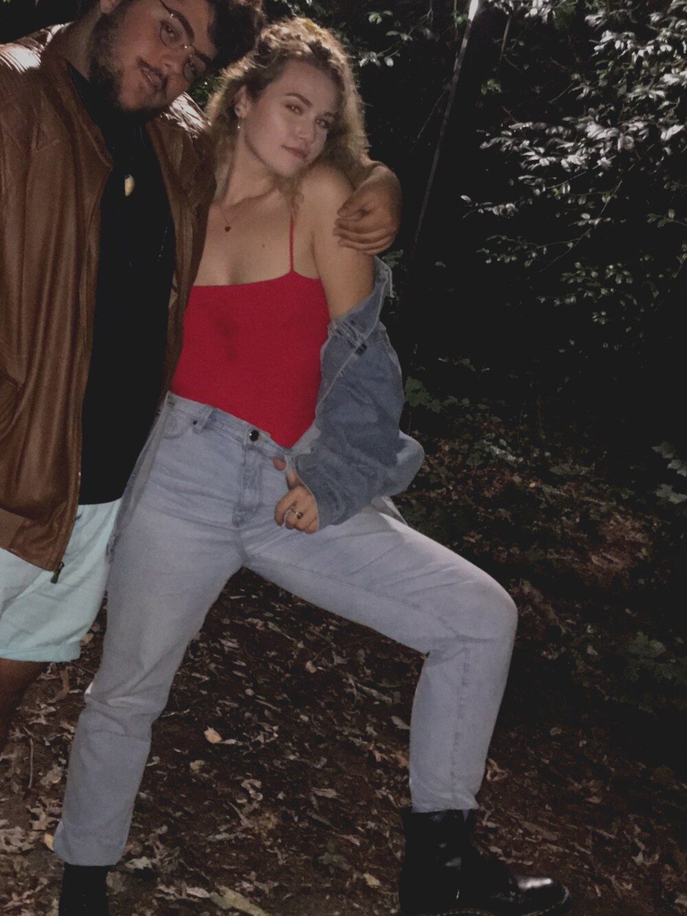 「oversized、red、bodysuit、momjeans、NEW YORK」｜「Harley-Davidsonのアイテム（デニムジャケット、ブルー系）」を使った、Morgan Baileyさん（レディース・175cm）の秋コーディネートの1枚目の写真