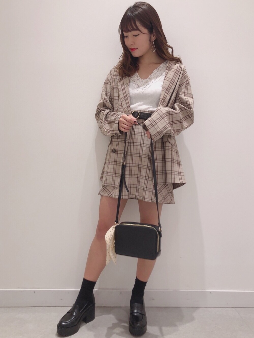 「Heather、へザー、ヘザーのツーピース、ツーピース、セットアップ、チェックスカート、チェックジャケット、テーラードジャケット、秋のコーデ、チェック柄に恋してる」｜「Heatherのチェックリバーシブルミニスカート　853292（スカート、ベージュ系）」を使った、ariさん（レディース・158cm）の秋コーディネートの1枚目の写真