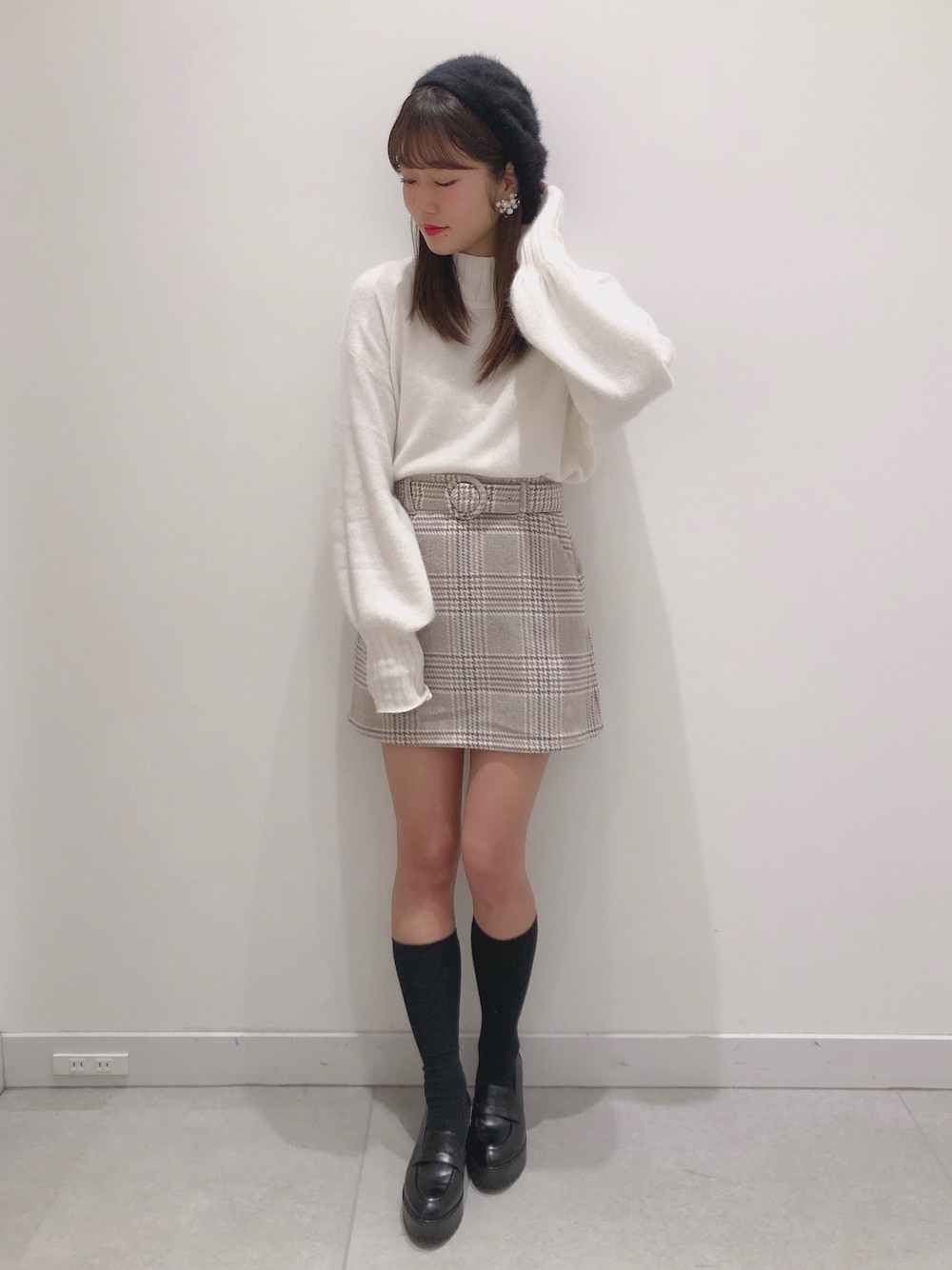「冬コーデ、秋コーデ、Heather、へザー、チェックスカート、ミニスカート、ハイソックス」｜「Heatherのイノセントニットプルオーバー  842715（ニット/セーター、ホワイト系）」を使った、ariさん（レディース・158cm）の秋コーディネートの1枚目の写真
