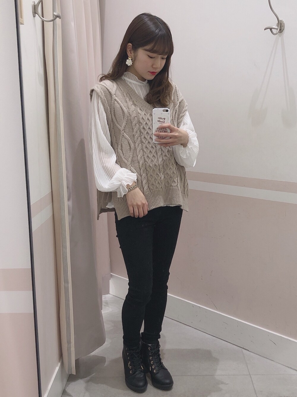 「オトナカジュアル、Heather、へザー、ニットベスト、レイヤードスタイル、スキニーデニム、スキニーパンツ、カジュアルコーデ、シンプルコーデ、春コーデ」｜「Heatherのアイテム（ベスト、ベージュ系）」を使った、ariさん（レディース・158cm）の冬コーディネートの1枚目の写真