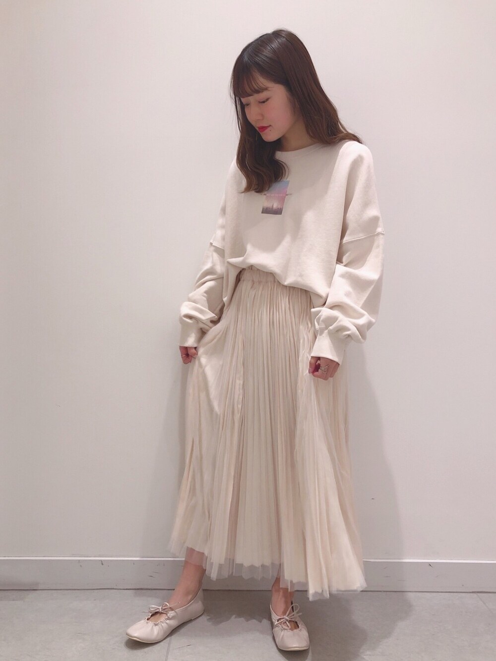 「ゆるコーデ、Heather、へザー、ベージュコーデ、ワントーンコーデ、プリーツスカート、チュールスカート、フォトプリント、スウエット、春コーデ」｜「Heatherのミニフォトワイドウラケプルオーバー　871167（スウェット、ベージュ系）」を使った、ariさん（レディース・158cm）の冬コーディネートの1枚目の写真