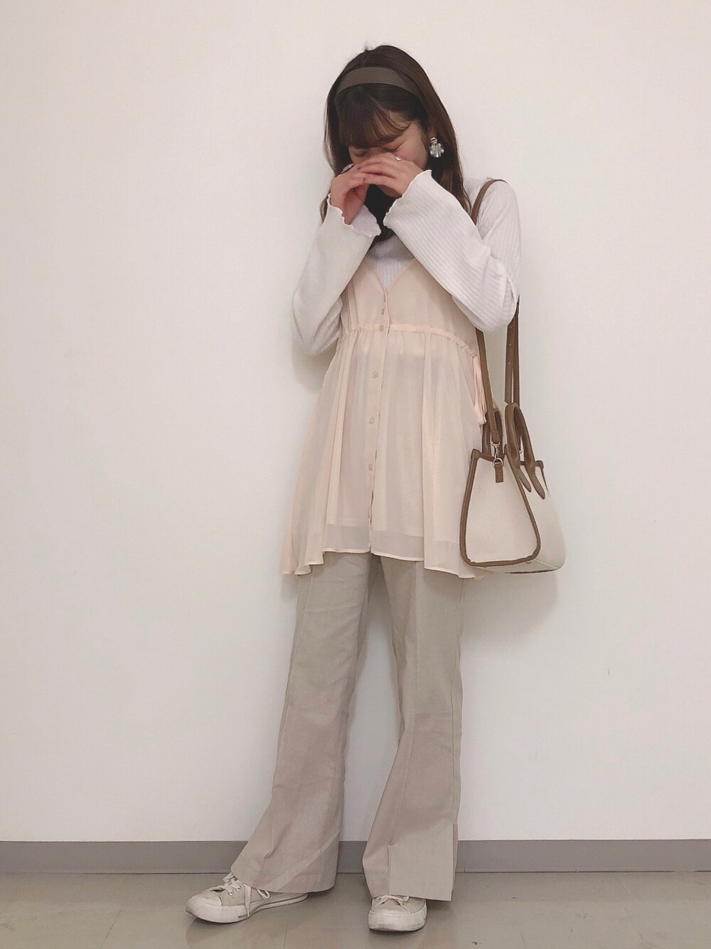 「春コーデ、大人カジュアル、へザー、Heather、スラックス、ビスチェ、透け感、レイヤードスタイル、トーンオントーン、ワントーンコーデ」｜「Heatherのキラキラキャミチュニック　881996（シャツ/ブラウス、ホワイト系）」を使った、ariさん（レディース・158cm）の春コーディネートの1枚目の写真
