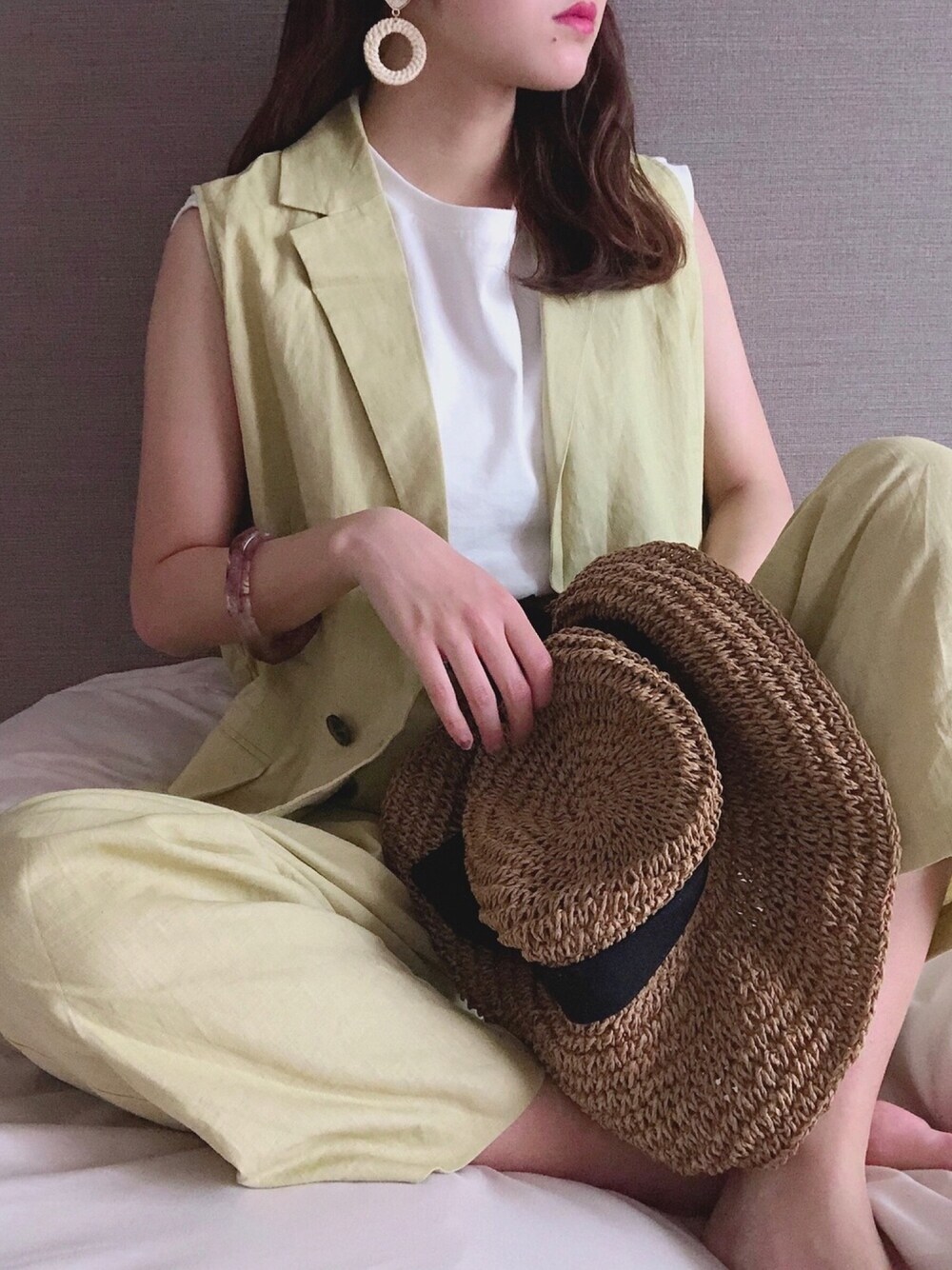 「オトナカジュアル、セットアップ、ジレ、夏コーデ、白Tシャツ、リラックススタイル、ゆるコーデ、へザー、Heather、スタッフセンバツ」｜「HeatherのECOムジTノースリーブ　886839（Tシャツ/カットソー、ホワイト系）」を使った、ariさん（レディース・158cm）の春コーディネートの1枚目の写真