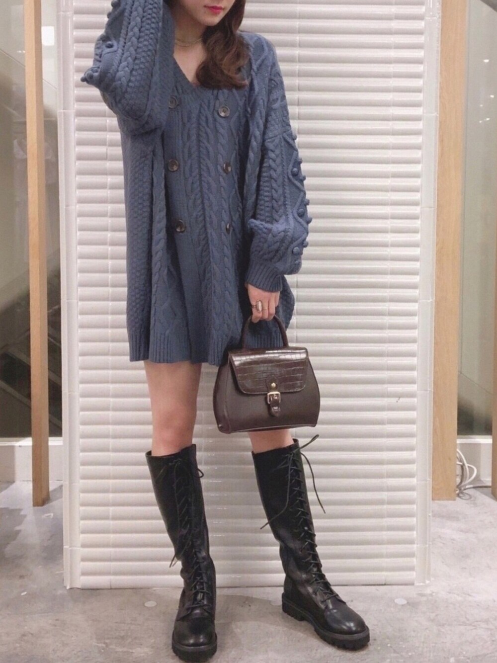 「へザー、Heather、秋コーデ、ゆるニット、ロングブーツ、カジュアルコーデ、オトナカジュアル、カラーニット、大人かわいい、ゆるコーデ」｜「HeatherのＷボタンＢＩＧカーディガン　896363（ニット/セーター、ブルー系）」を使った、ariさん（レディース・158cm）の秋コーディネートの1枚目の写真