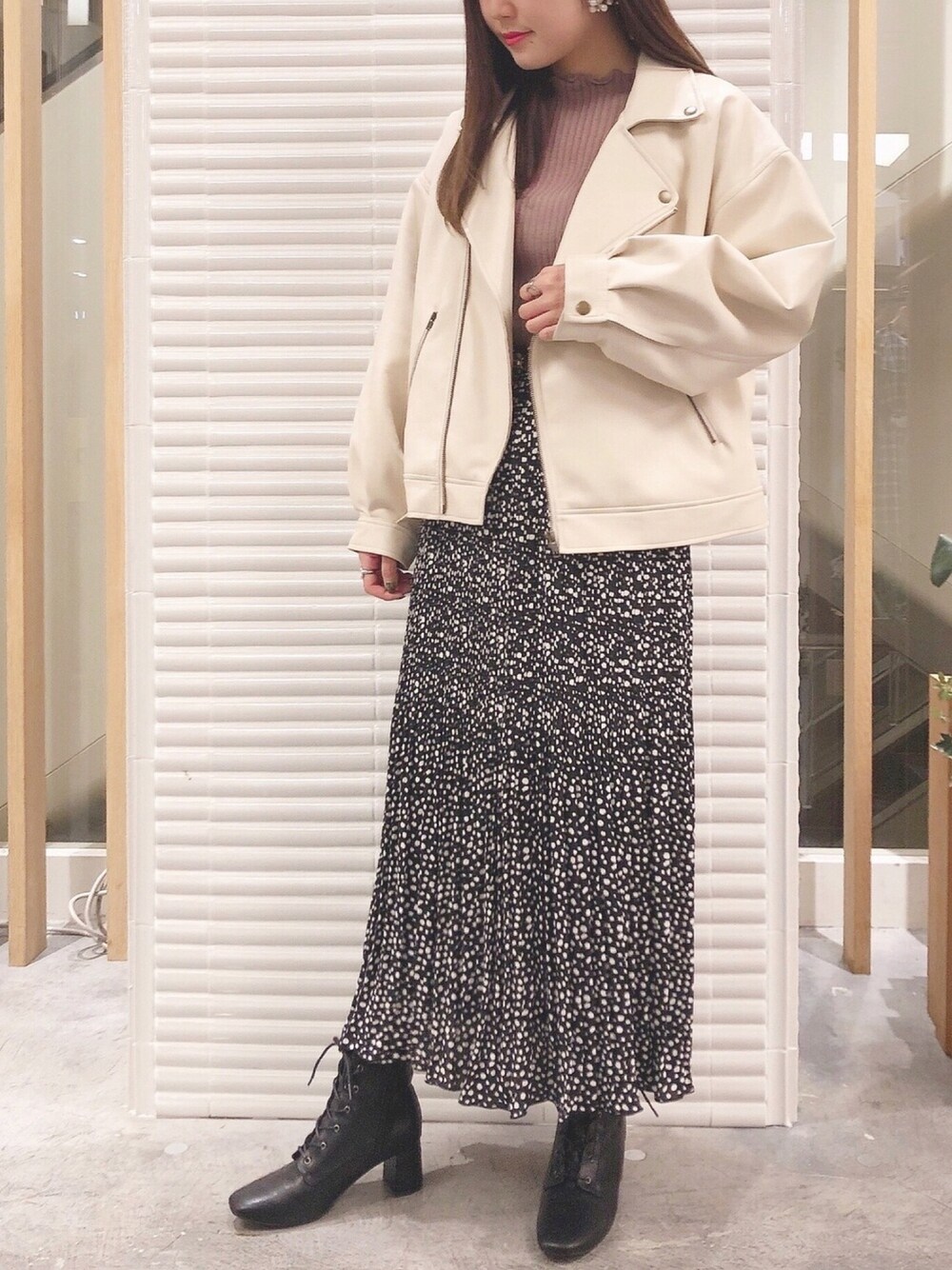 「オトナカジュアル、へザー、Heather、ライダース、秋コーデ、プリーツスカート、ダルメシアン柄、秋アウター、レザージャケット、レザー」｜「Heatherのガラプリーツロングスカート　917865（スカート、ブラック系）」を使った、ariさん（レディース・158cm）の秋コーディネートの1枚目の写真