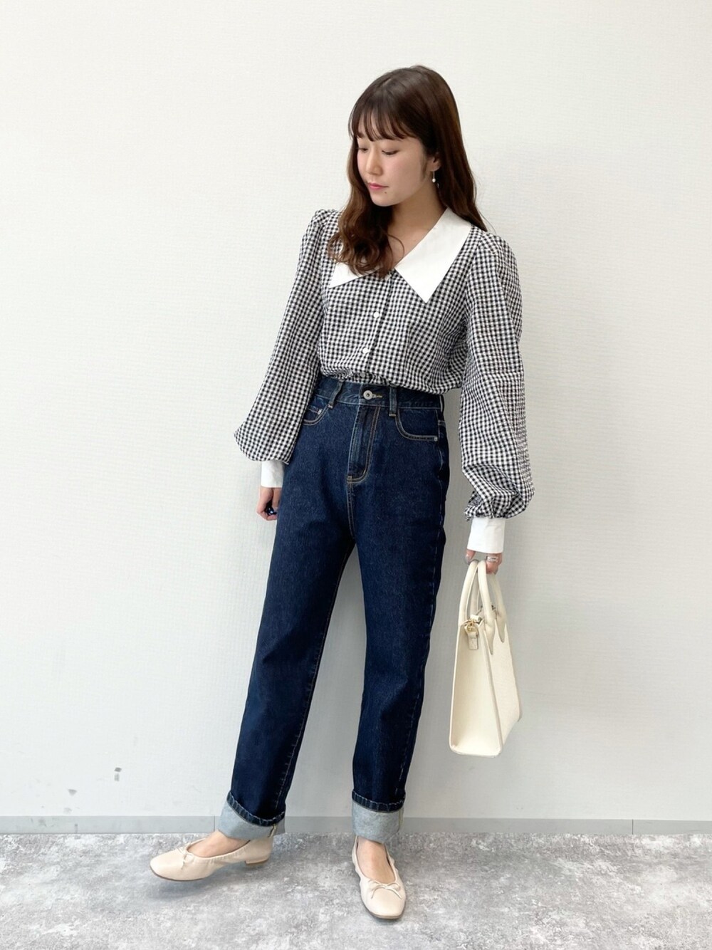 「オトナカジュアル、きれいめカジュアル、シンプルコーデ、春コーデ、ギンガムチェック、デニムパンツ、ストレートデニム、へザー、Heather、バレエシューズ」｜「HeatherのKUROKIストレートデニム【美脚】　932604（デニムパンツ、ブルー系）」を使った、ariさん（レディース・158cm）の春コーディネートの1枚目の写真